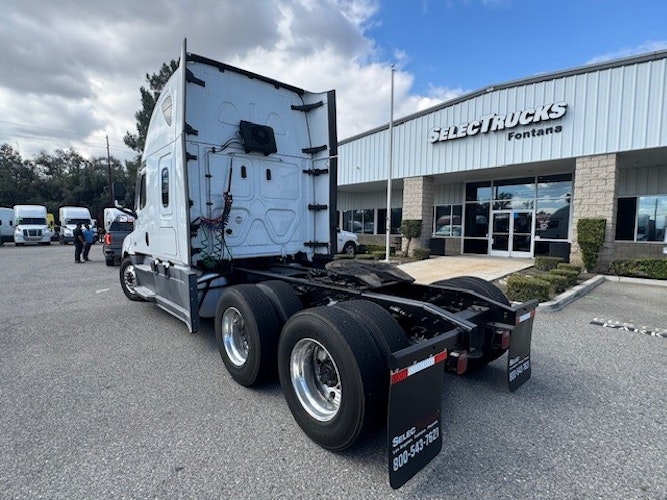 2022 Freightliner Cascadia 126" Sleeper Cab photo 4