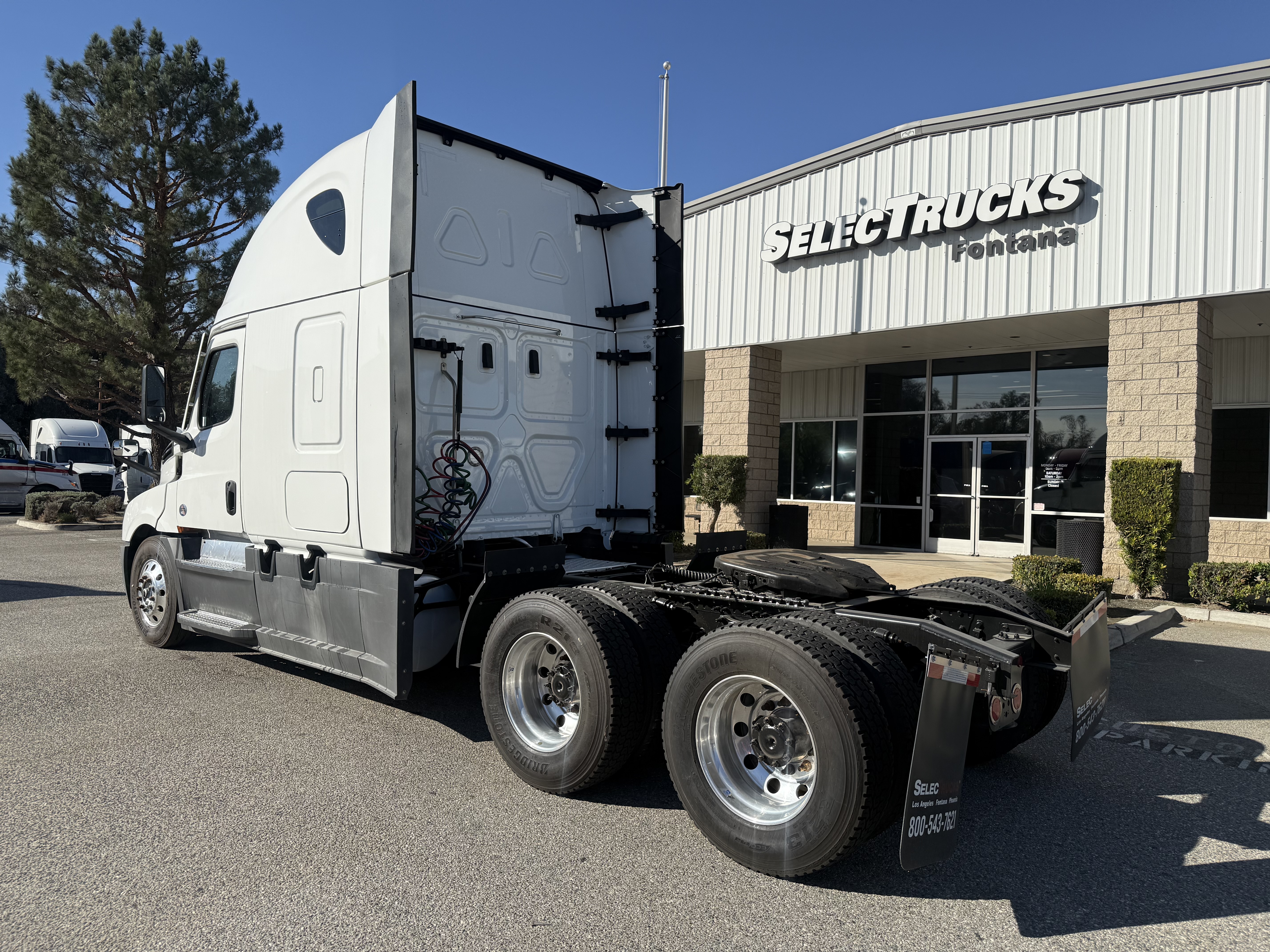 2023 Freightliner Cascadia in Fontana, CA — photo 4