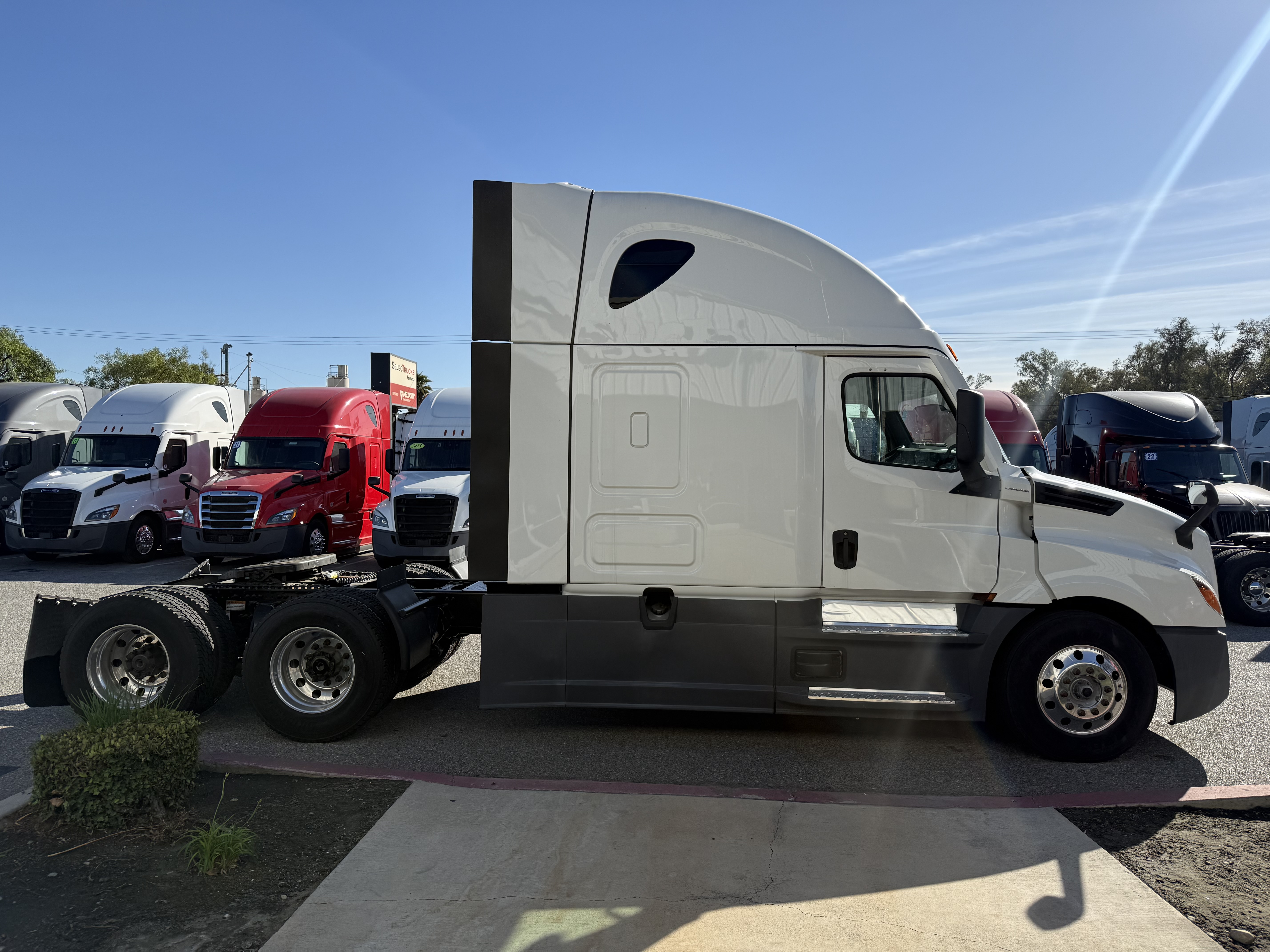 2023 Freightliner Cascadia in Fontana, CA — photo 7