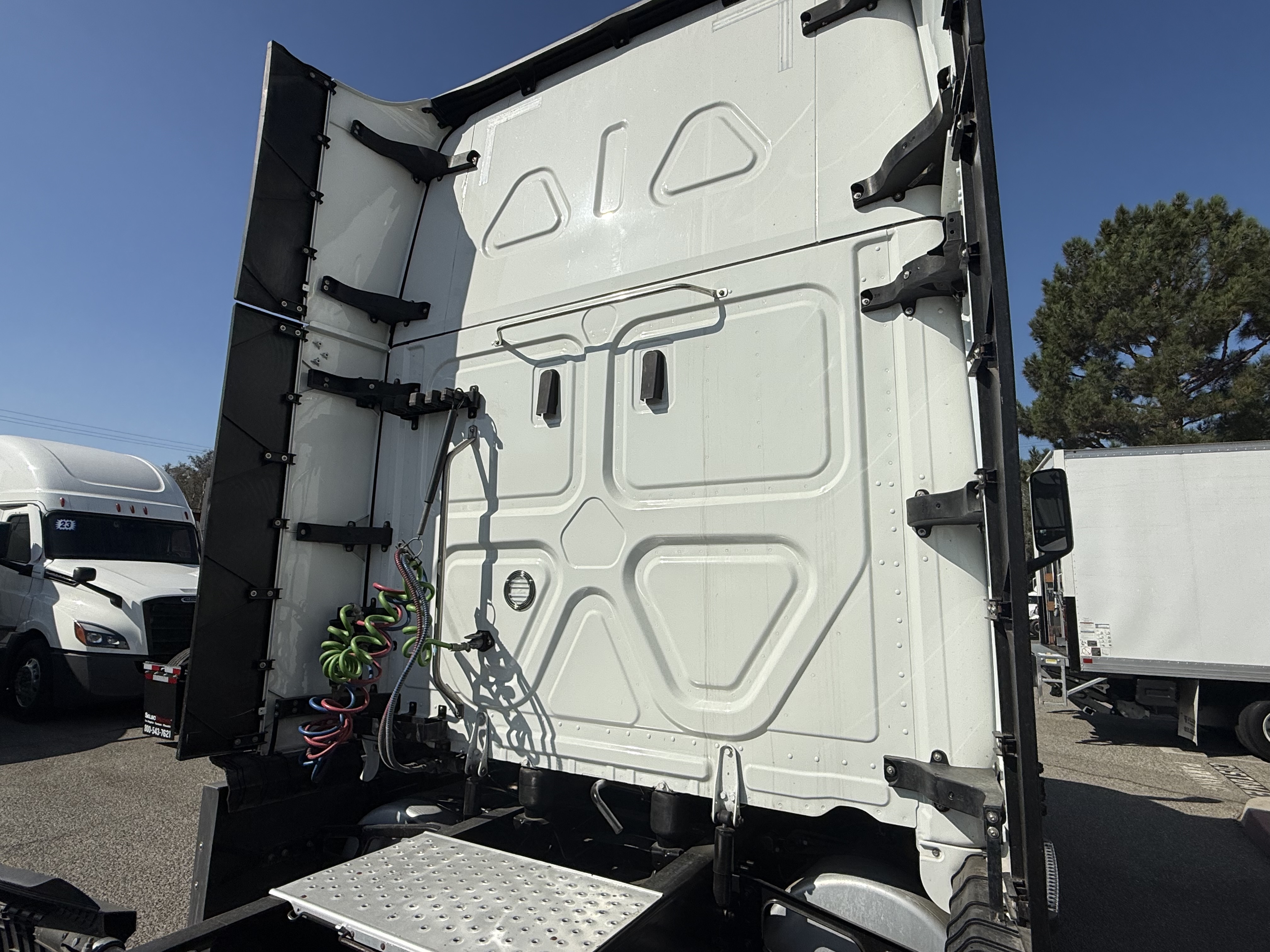 2023 Freightliner Cascadia in Fontana, CA — photo 7