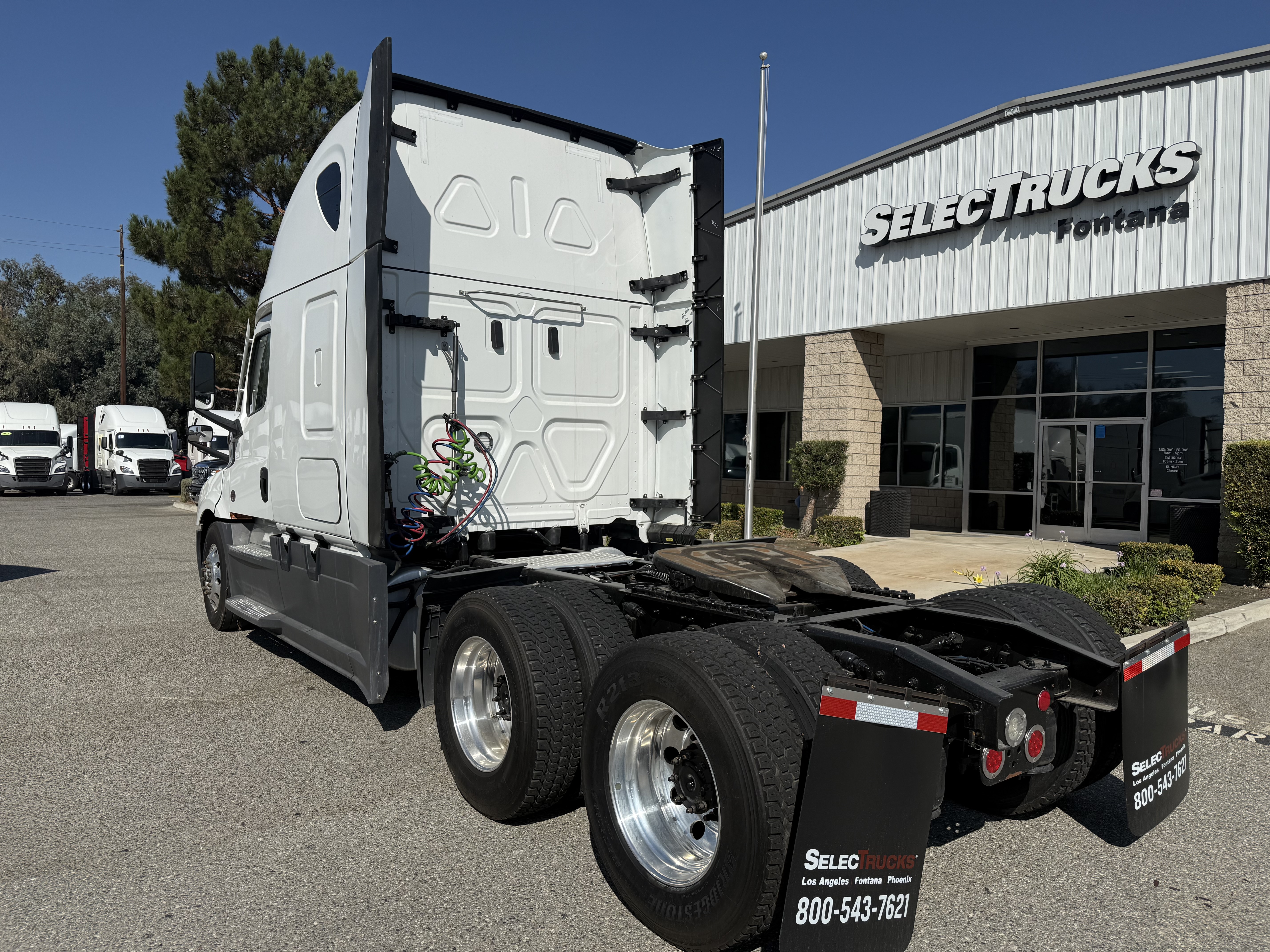 2023 Freightliner Cascadia in Fontana, CA — photo 4