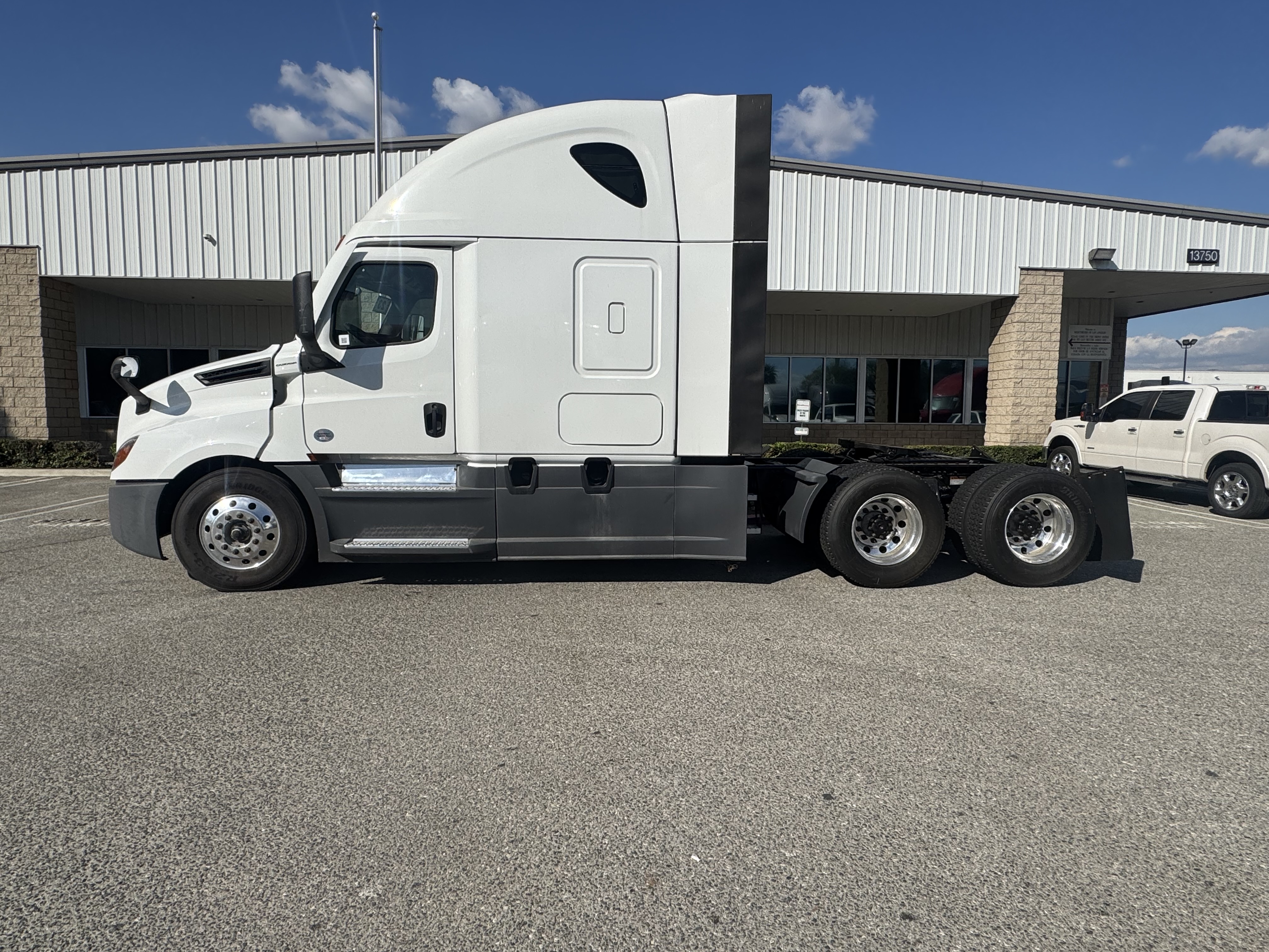 2023 Freightliner Cascadia in Fontana, CA — photo 3