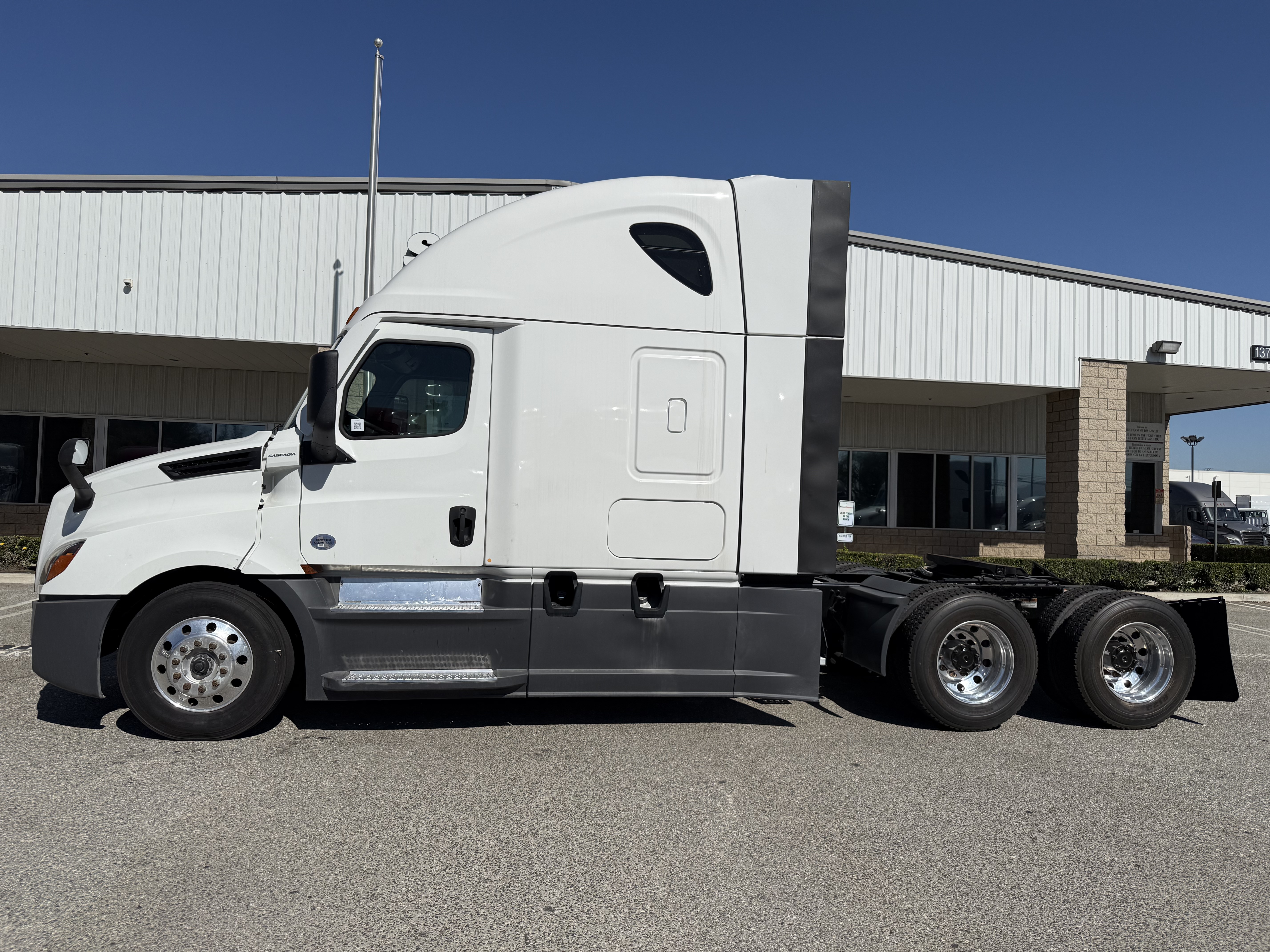 2023 Freightliner Cascadia in Fontana, CA — photo 3