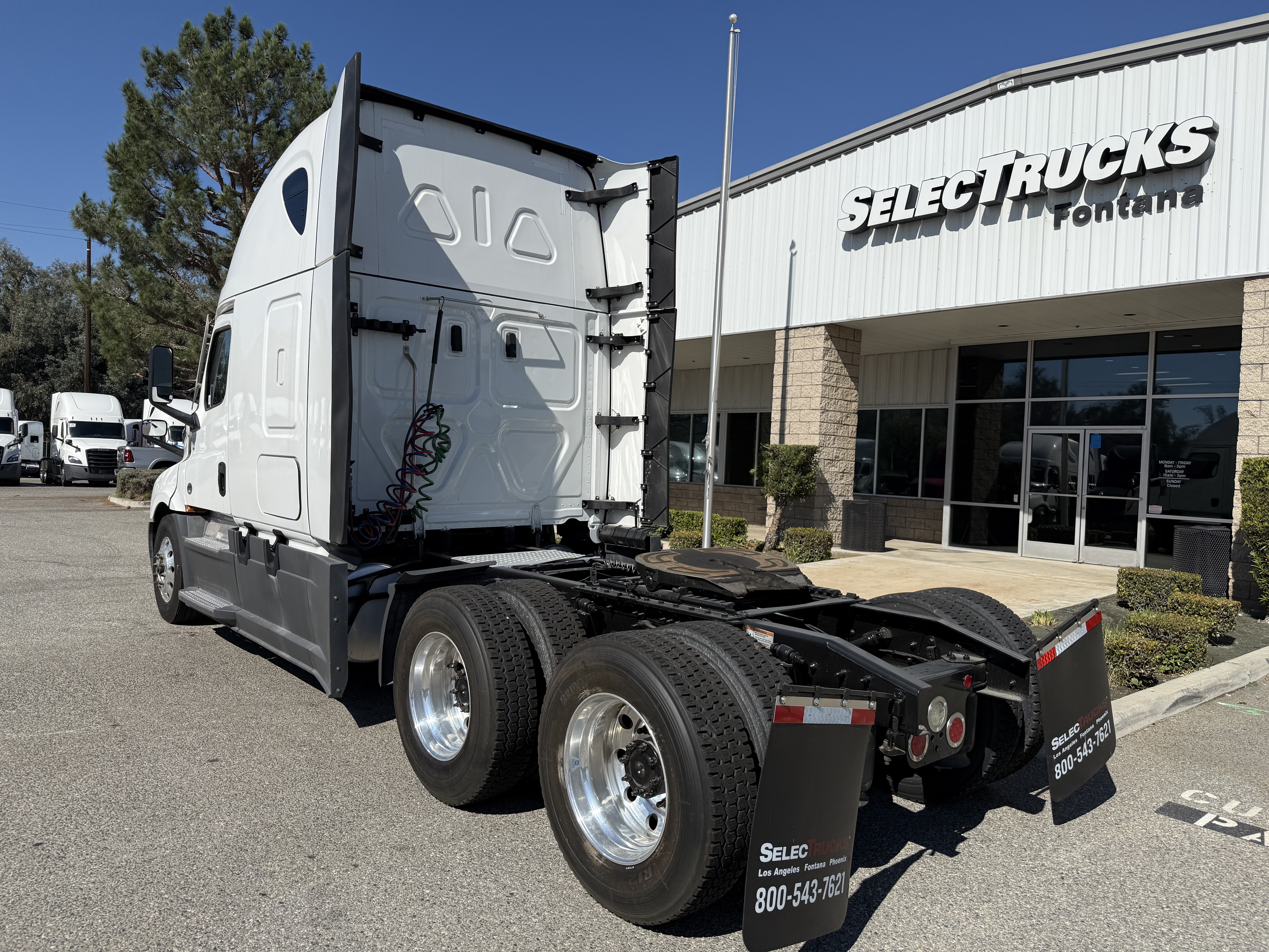 2023 Freightliner Cascadia in Fontana, CA — photo 4