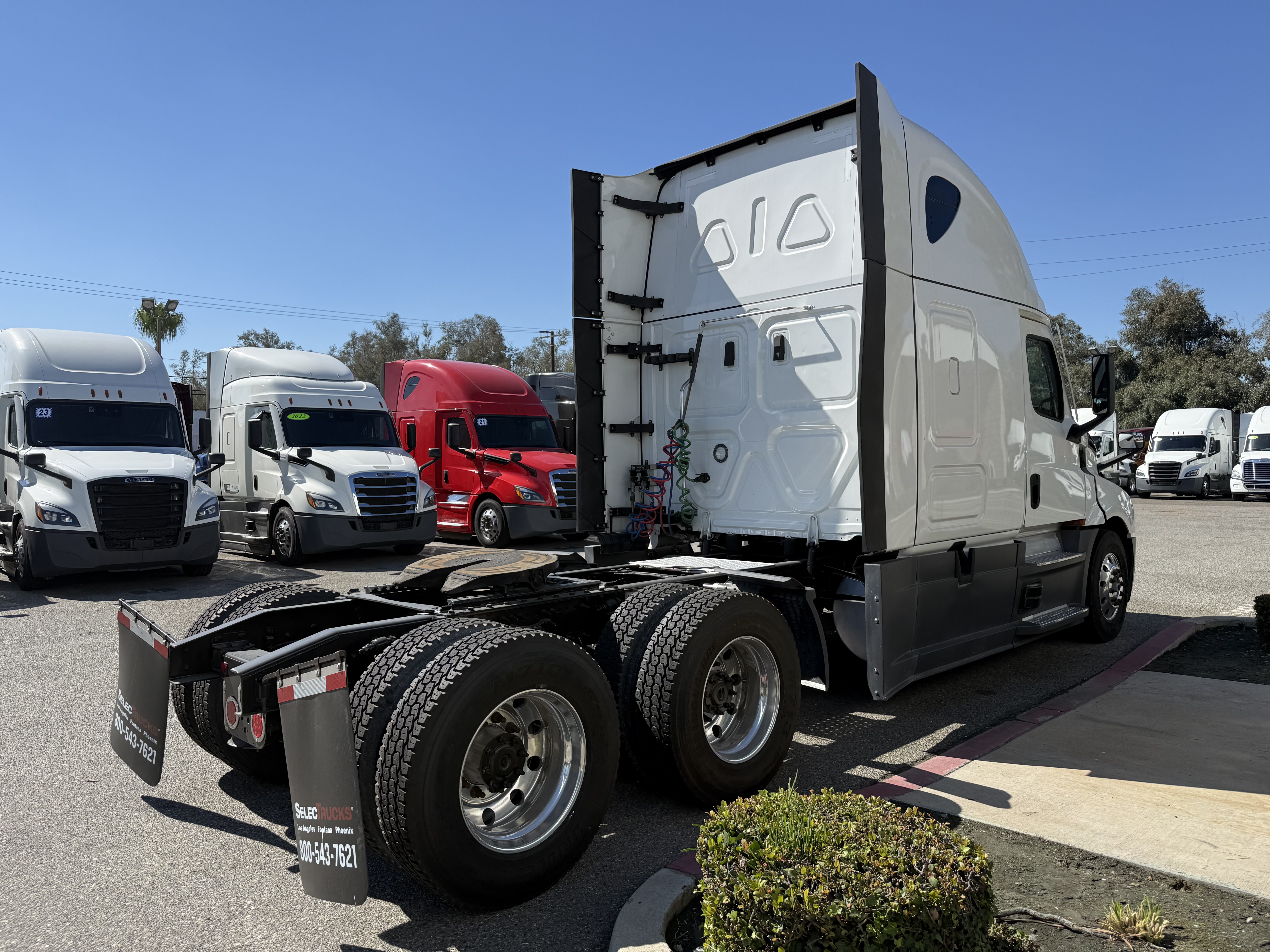 2023 Freightliner Cascadia in Fontana, CA — photo 7