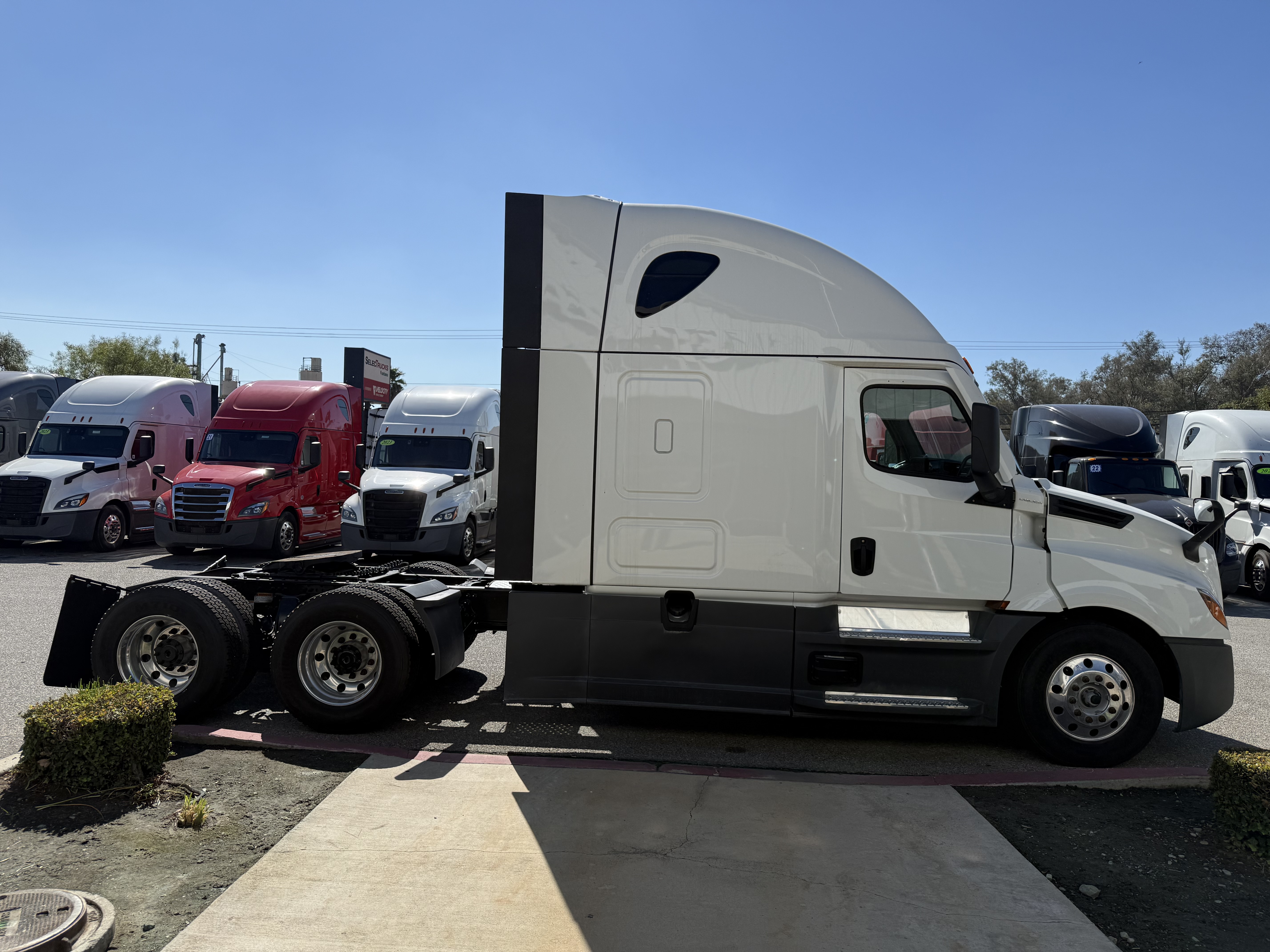 2023 Freightliner Cascadia in Fontana, CA — photo 8