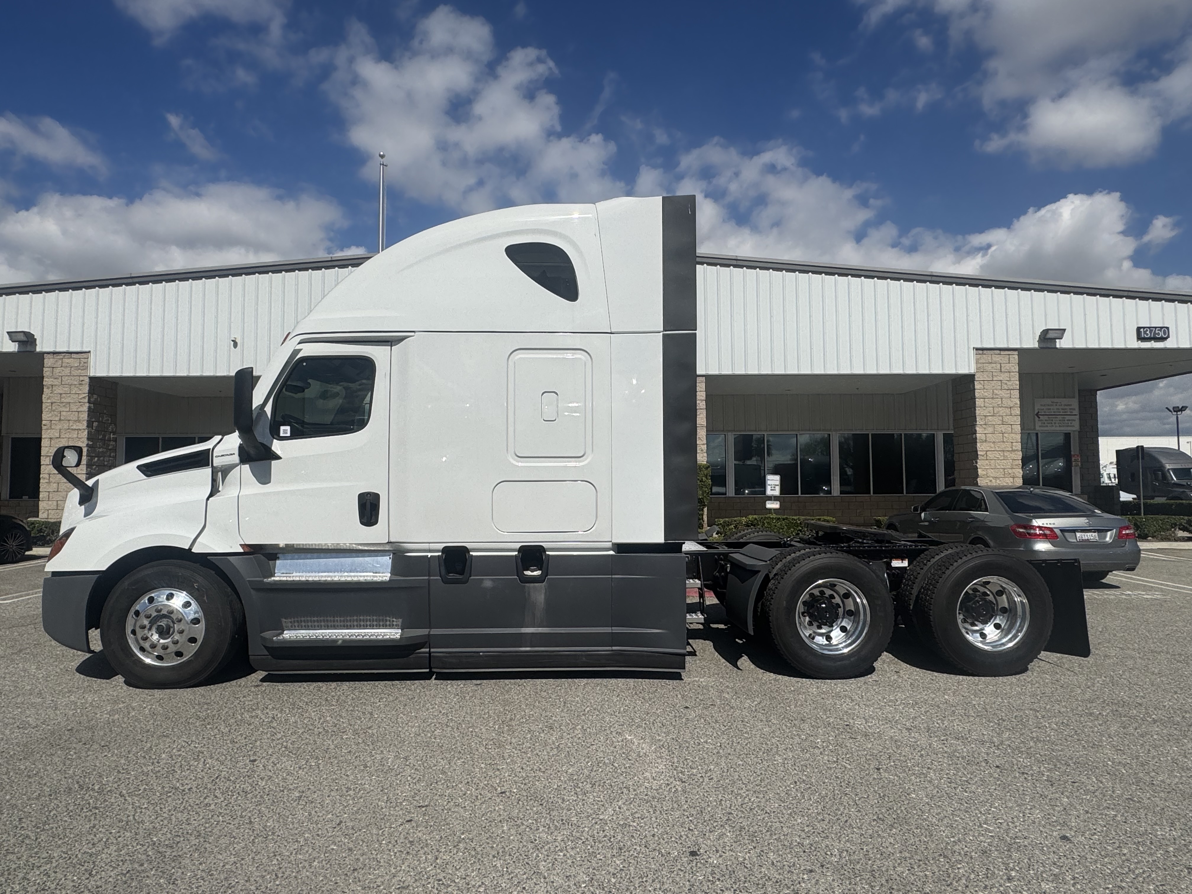 2023 Freightliner Cascadia in Fontana, CA — photo 3