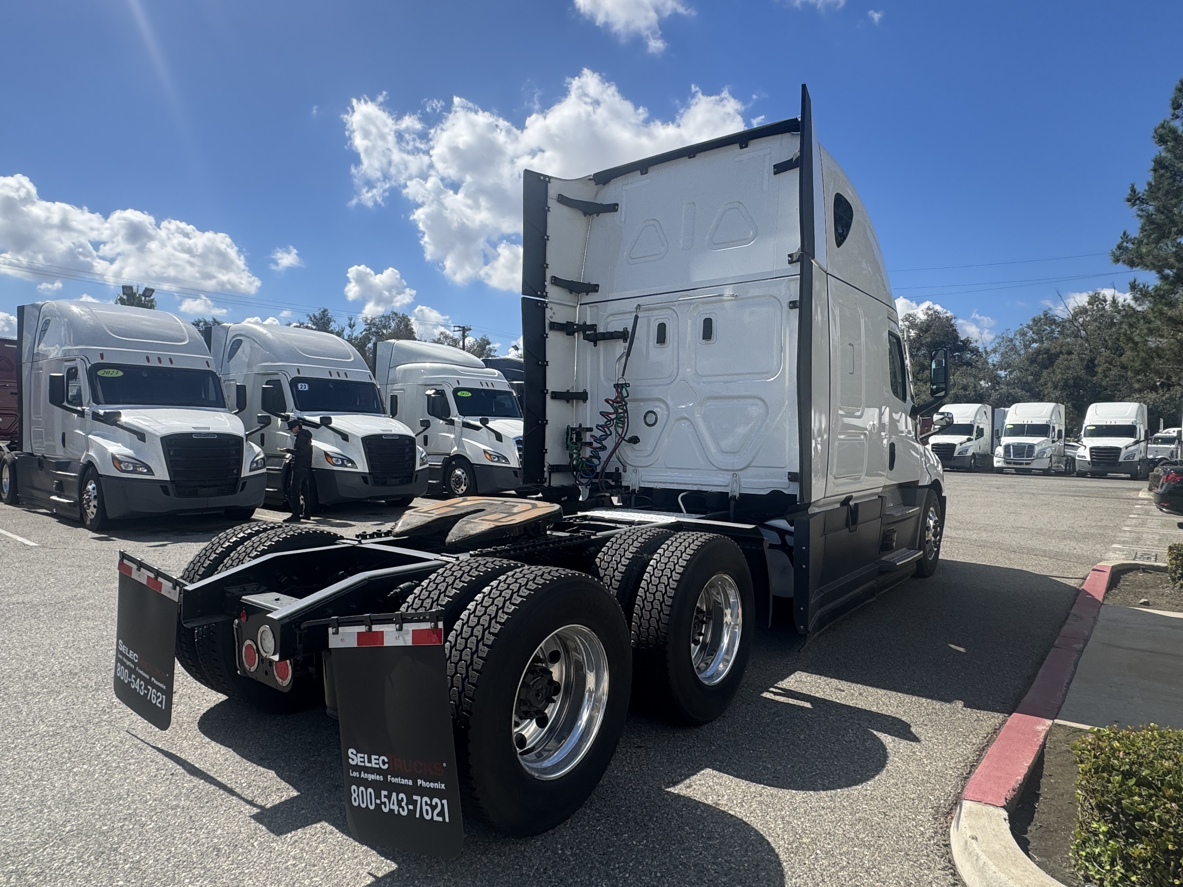2023 Freightliner Cascadia in Fontana, CA — photo 6