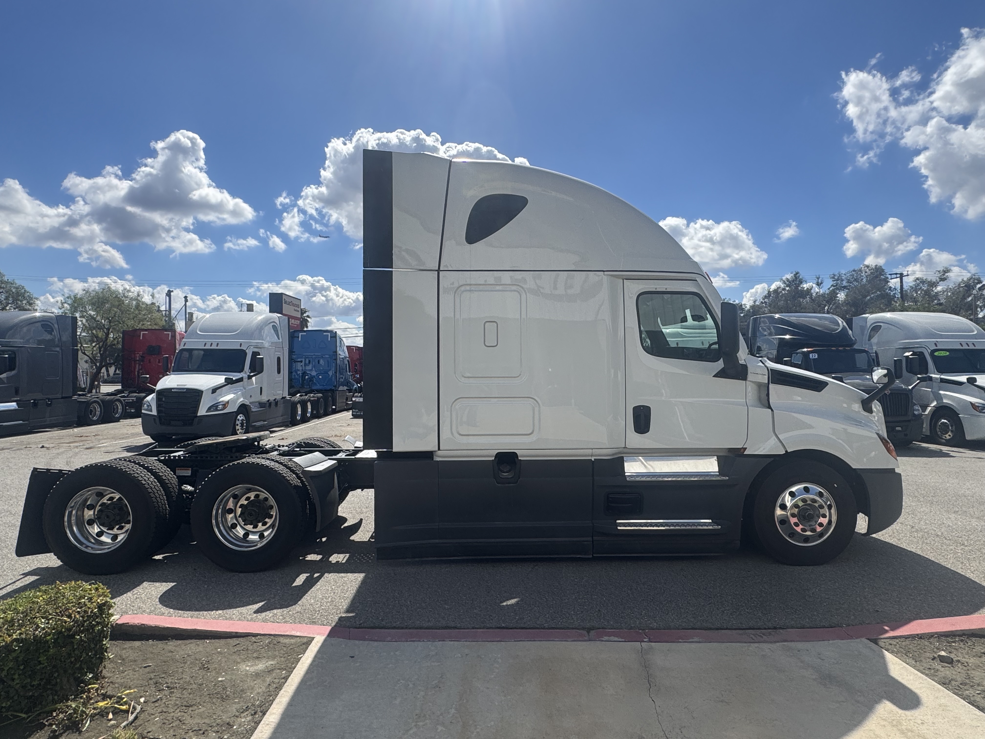 2023 Freightliner Cascadia in Fontana, CA — photo 7