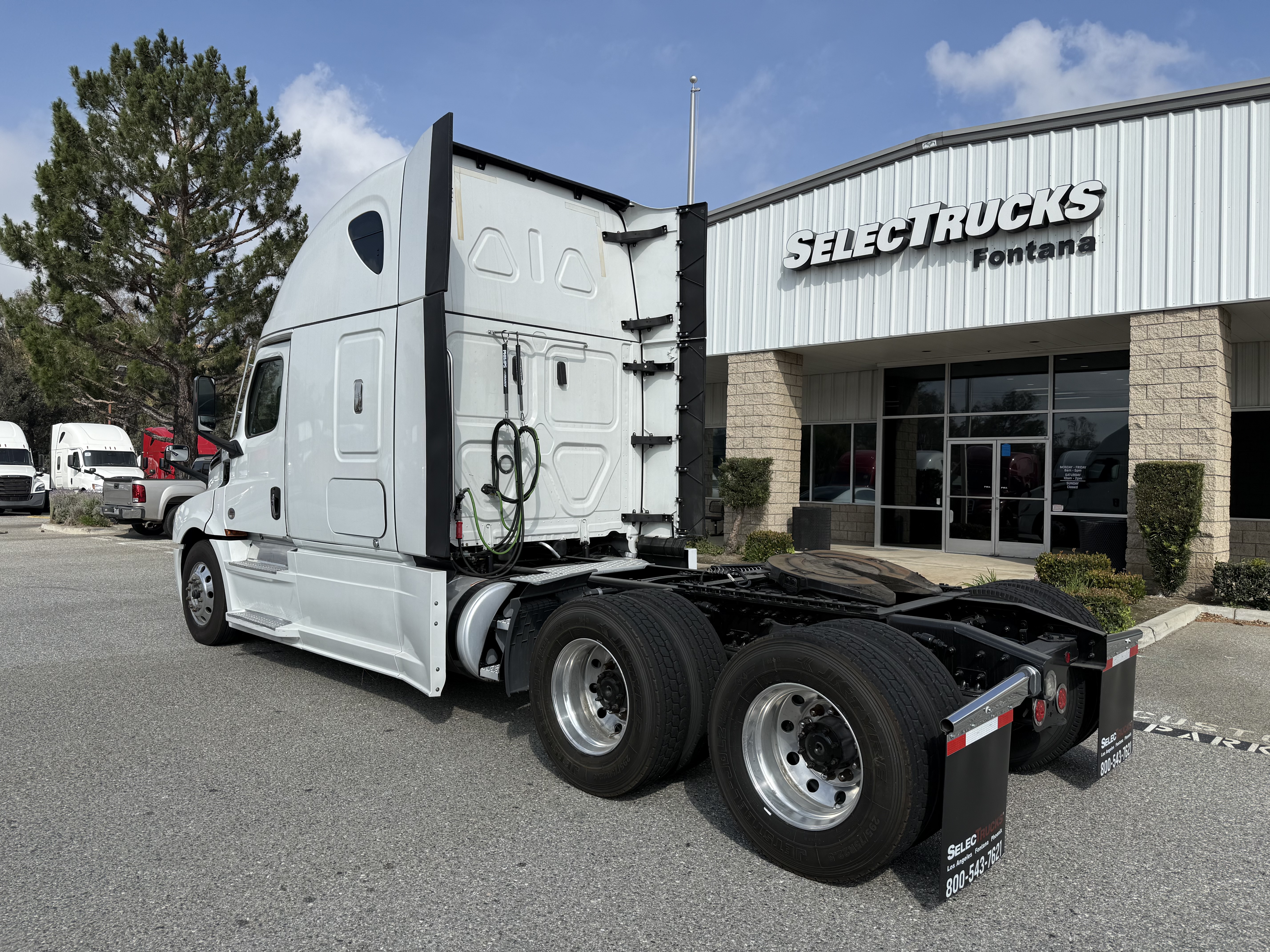 2023 Freightliner Cascadia in Fontana, CA — photo 4