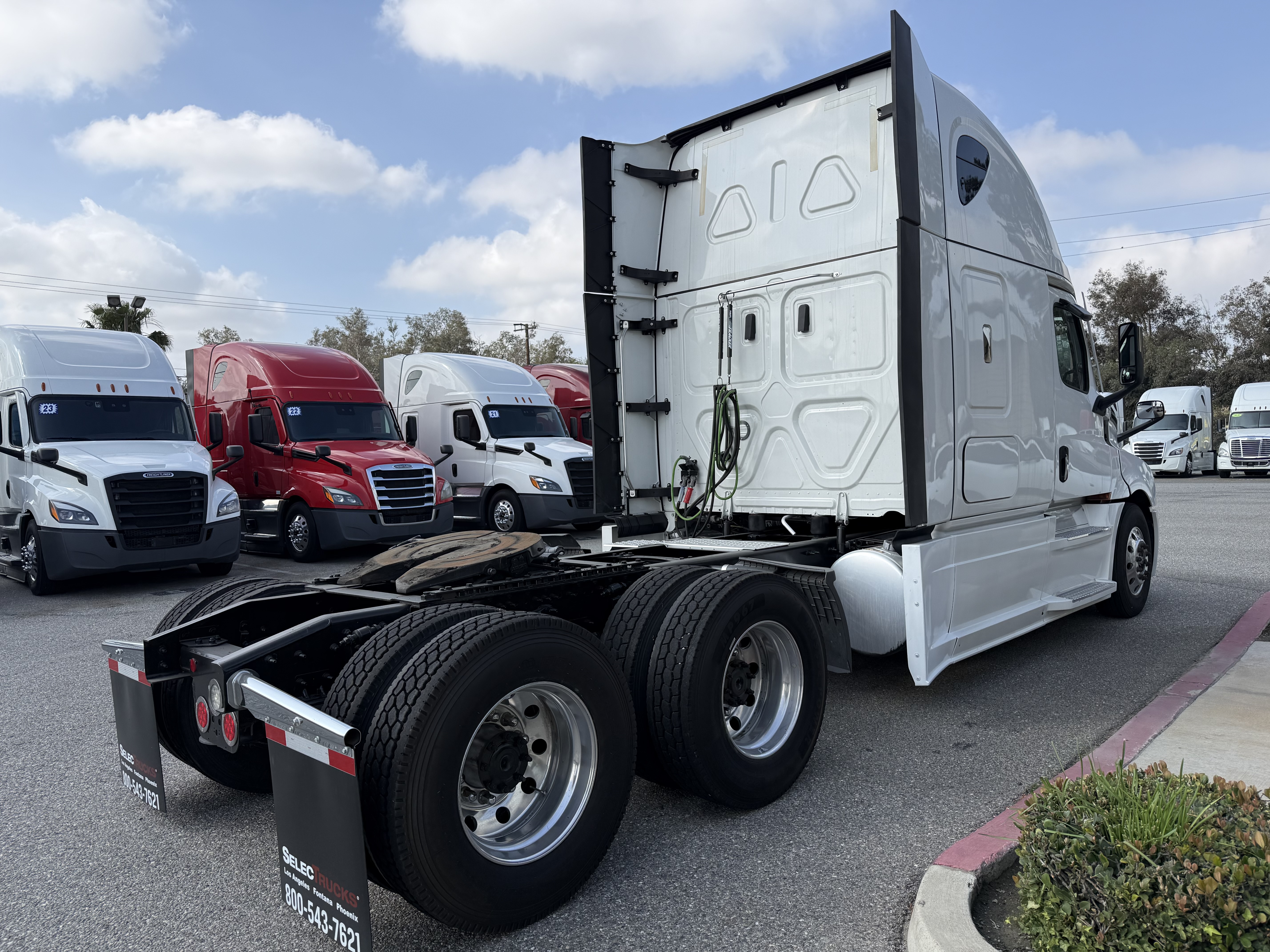 2023 Freightliner Cascadia in Fontana, CA — photo 6