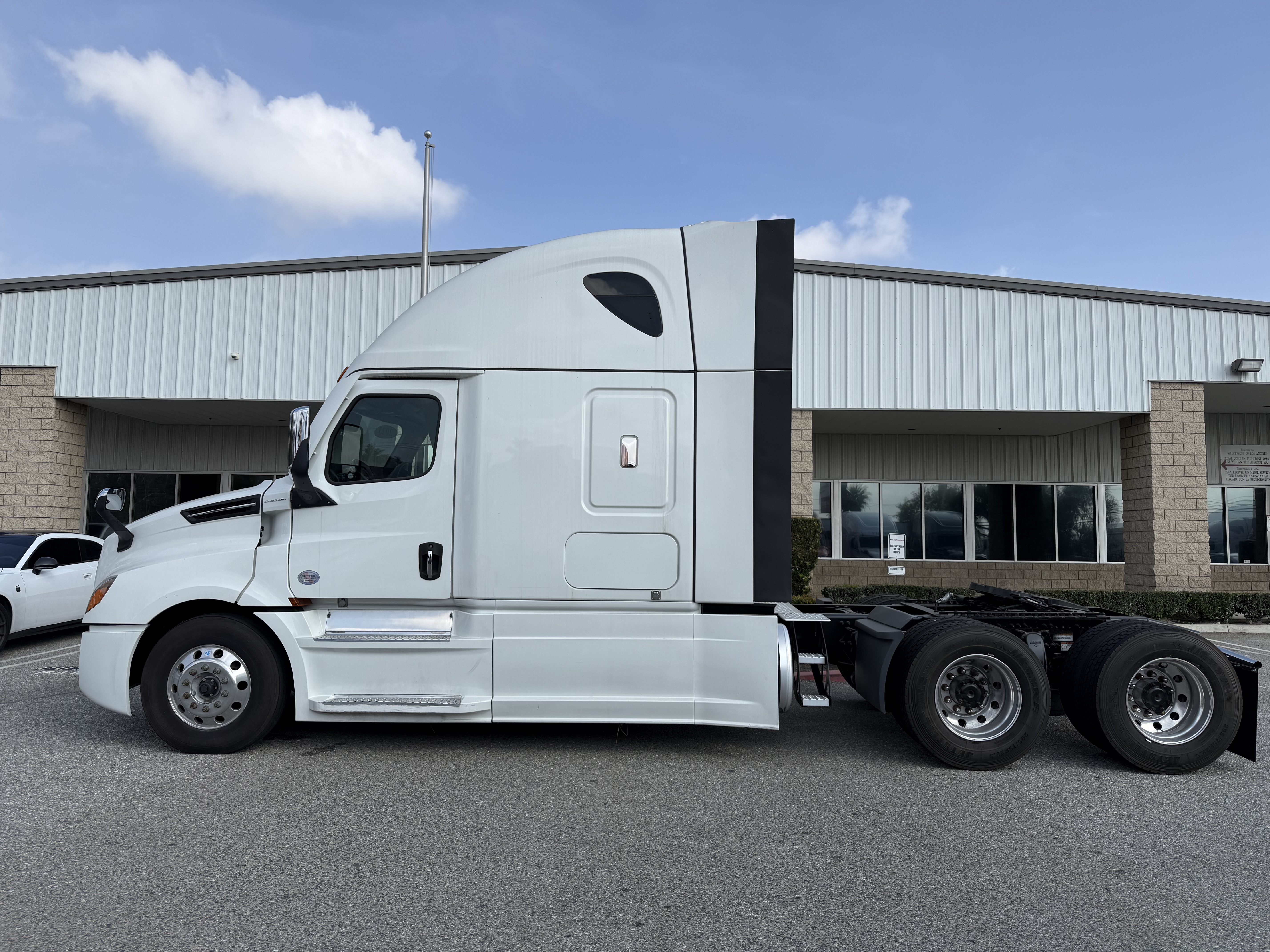 2023 Freightliner Cascadia in Fontana, CA — photo 7