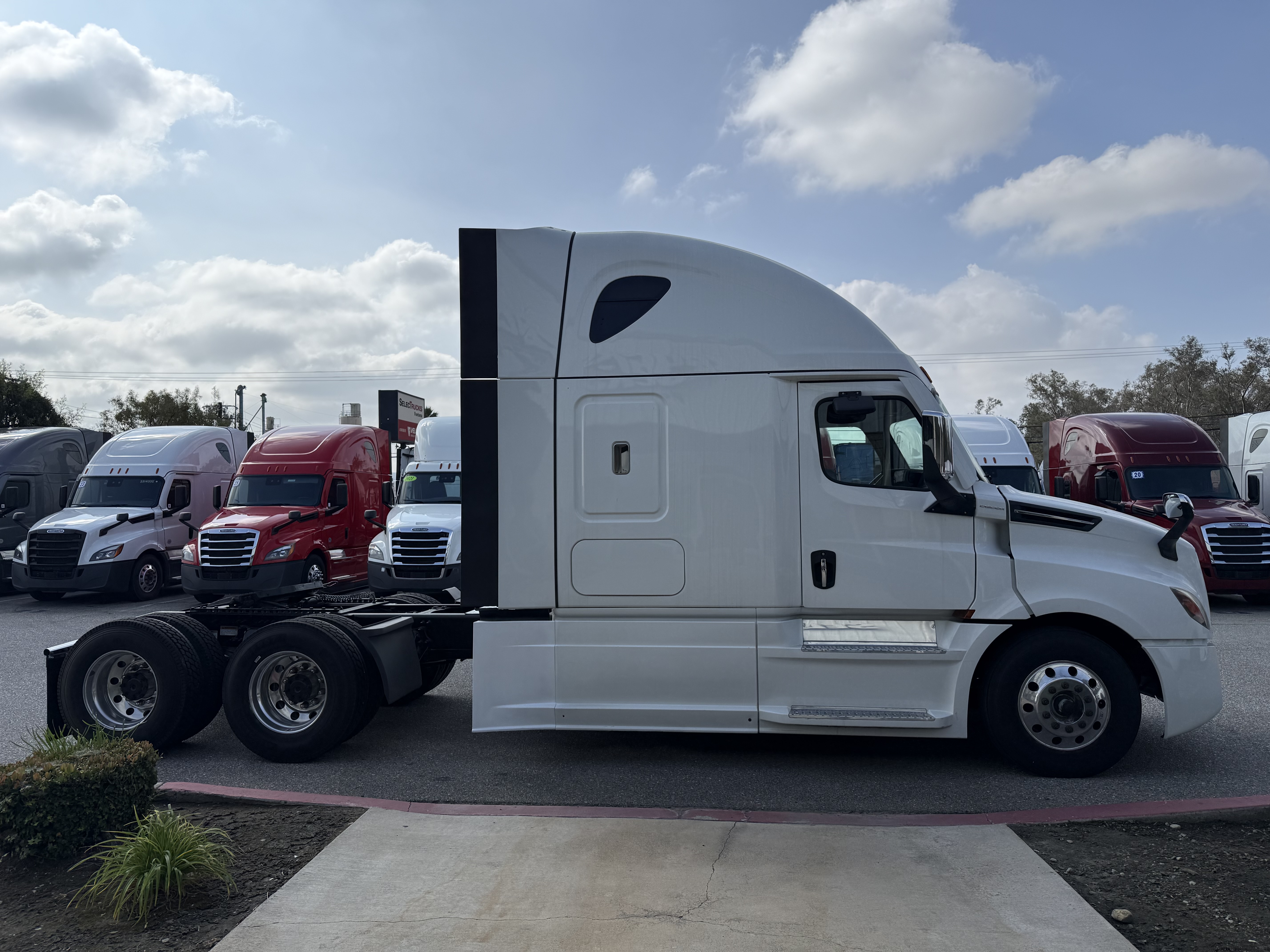 2023 Freightliner Cascadia in Fontana, CA — photo 8