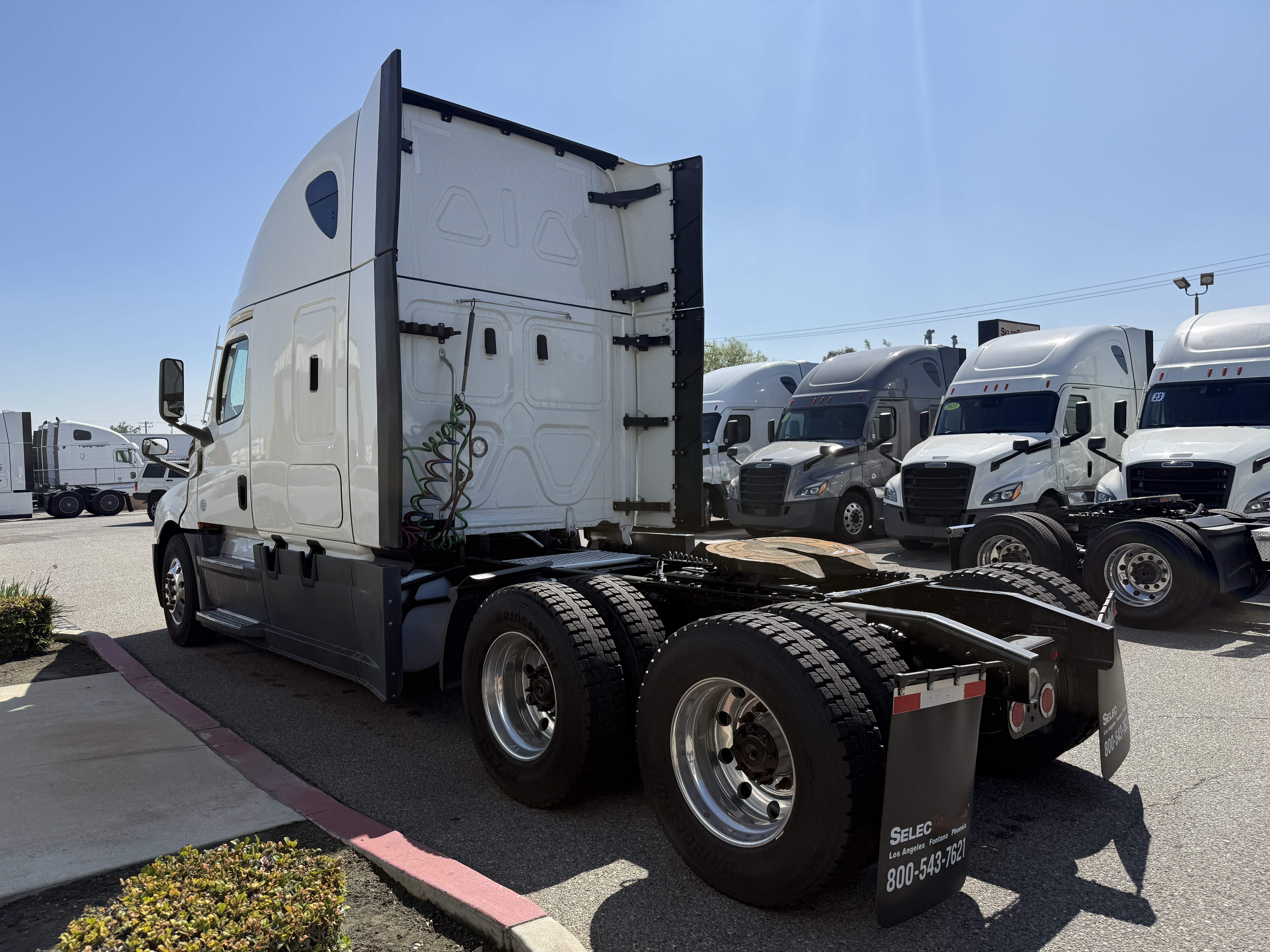 2023 Freightliner Cascadia in Fontana, CA — photo 4