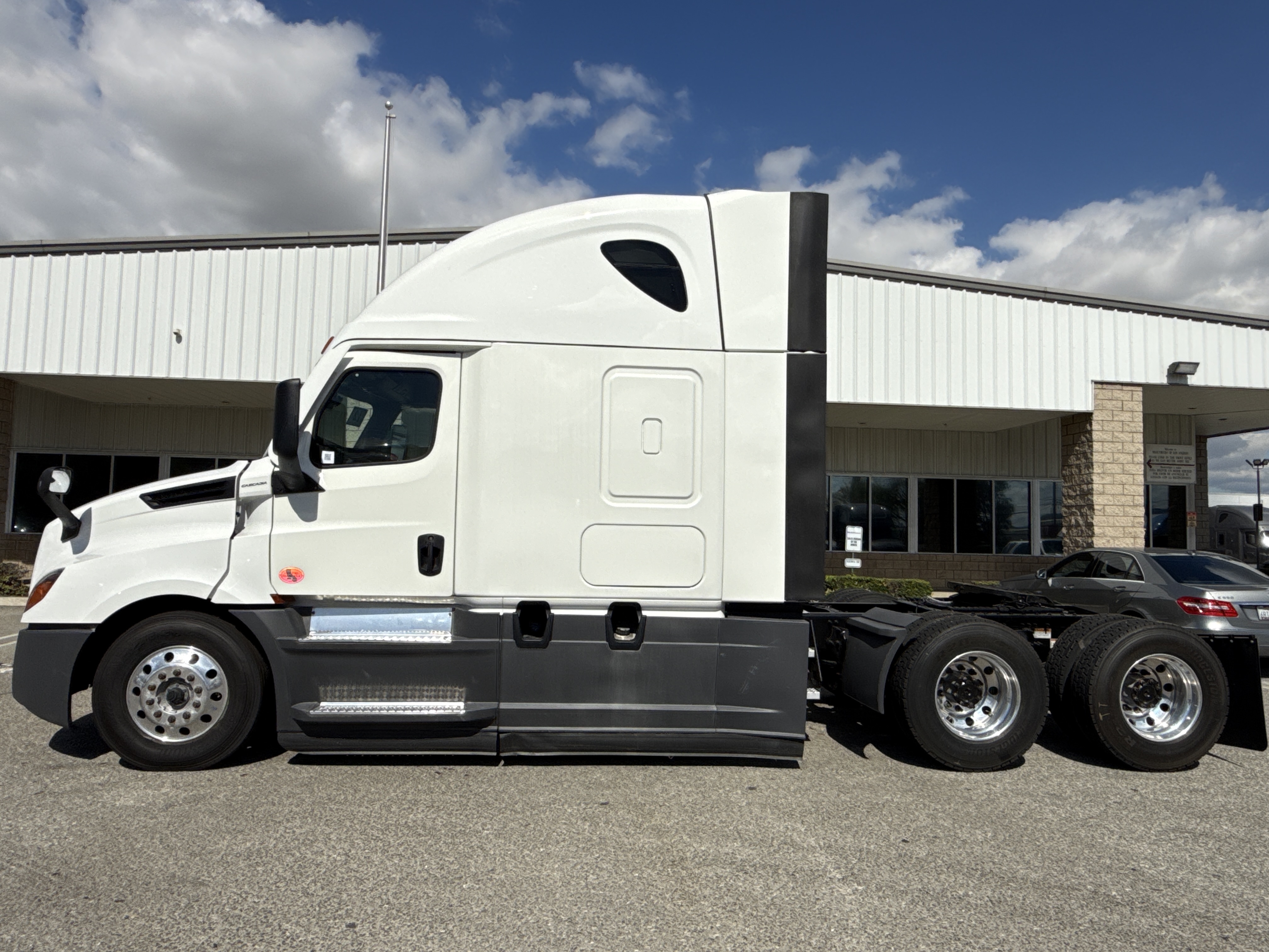 2023 Freightliner Cascadia in Fontana, CA — photo 3