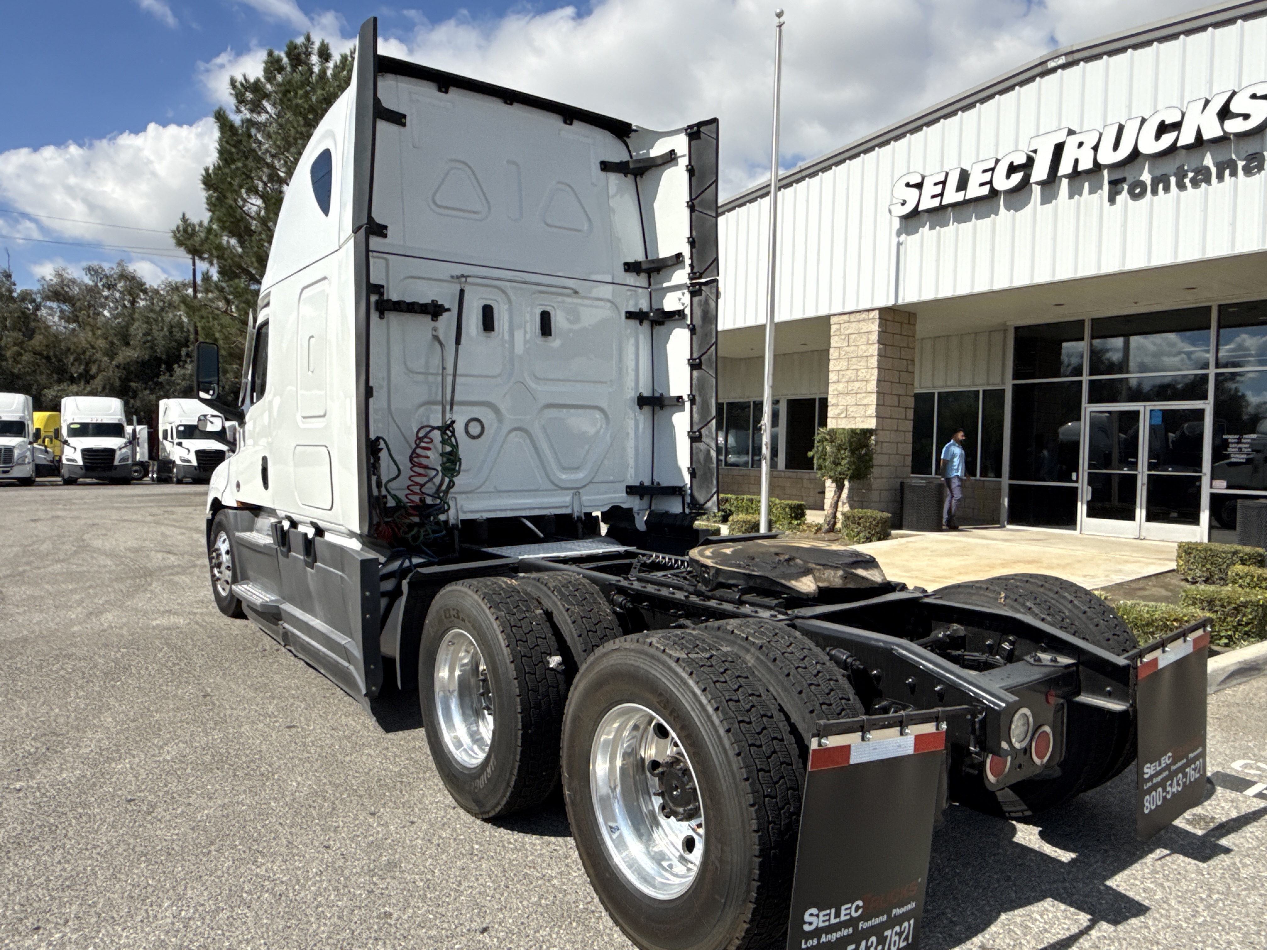 2023 Freightliner Cascadia in Fontana, CA — photo 4