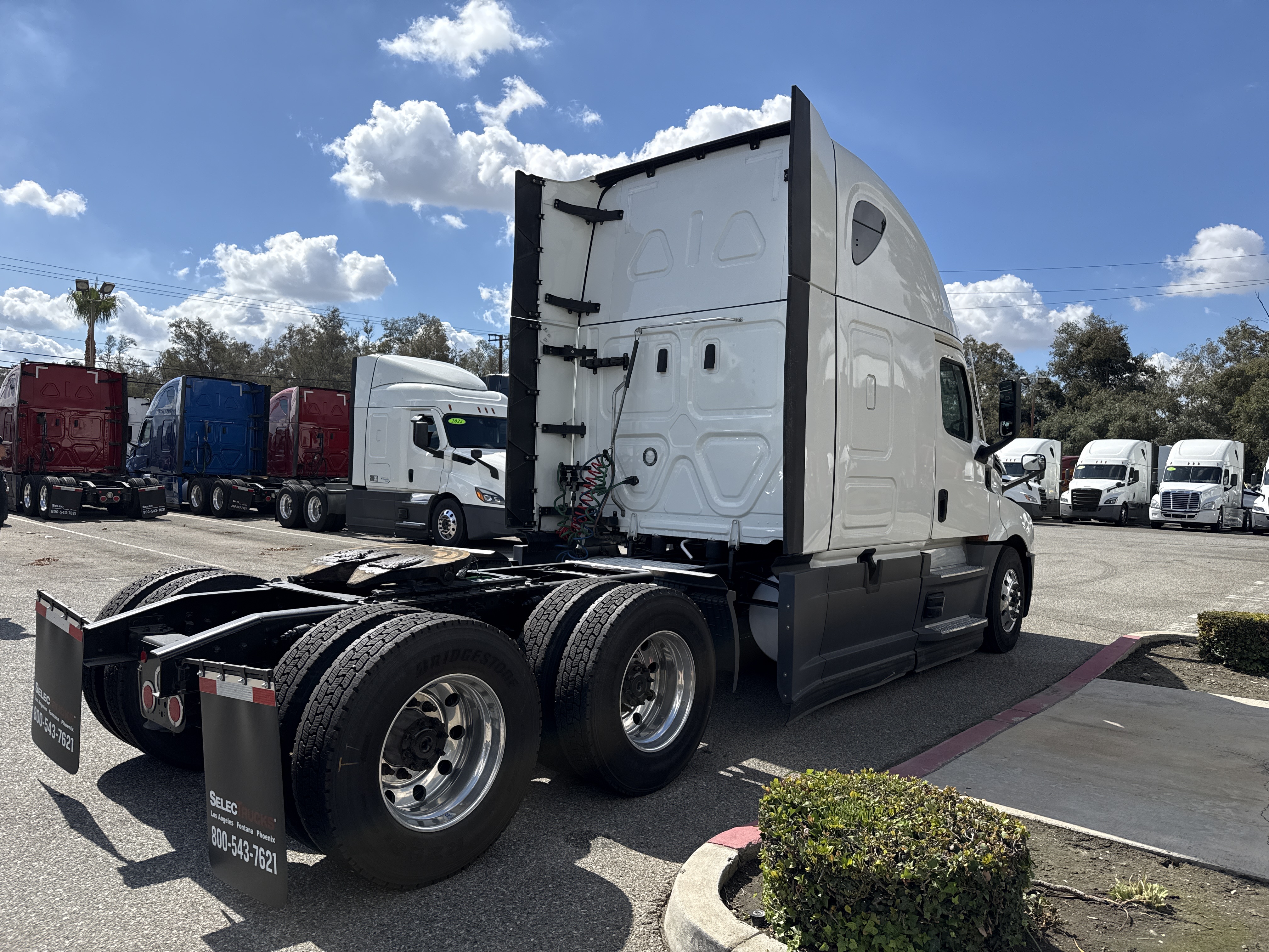 2023 Freightliner Cascadia in Fontana, CA — photo 7