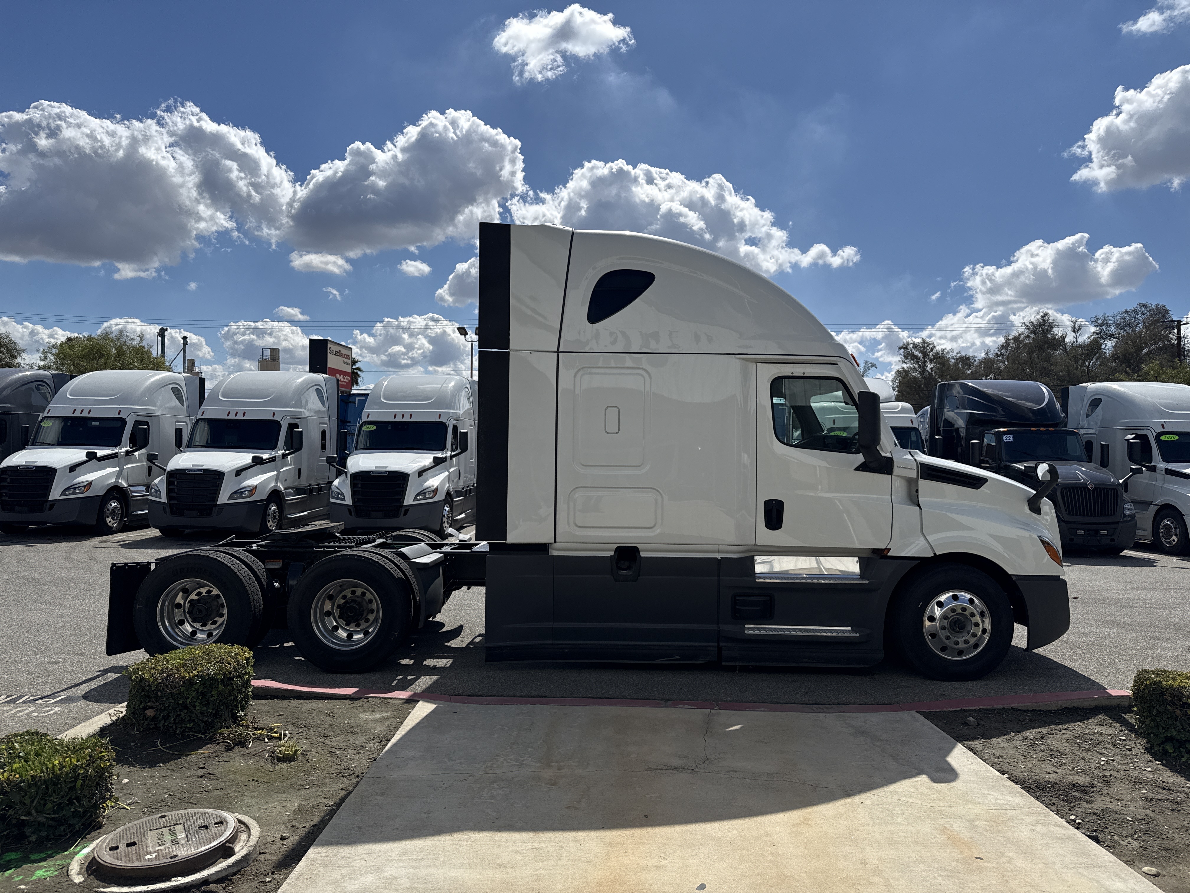 2023 Freightliner Cascadia in Fontana, CA — photo 8
