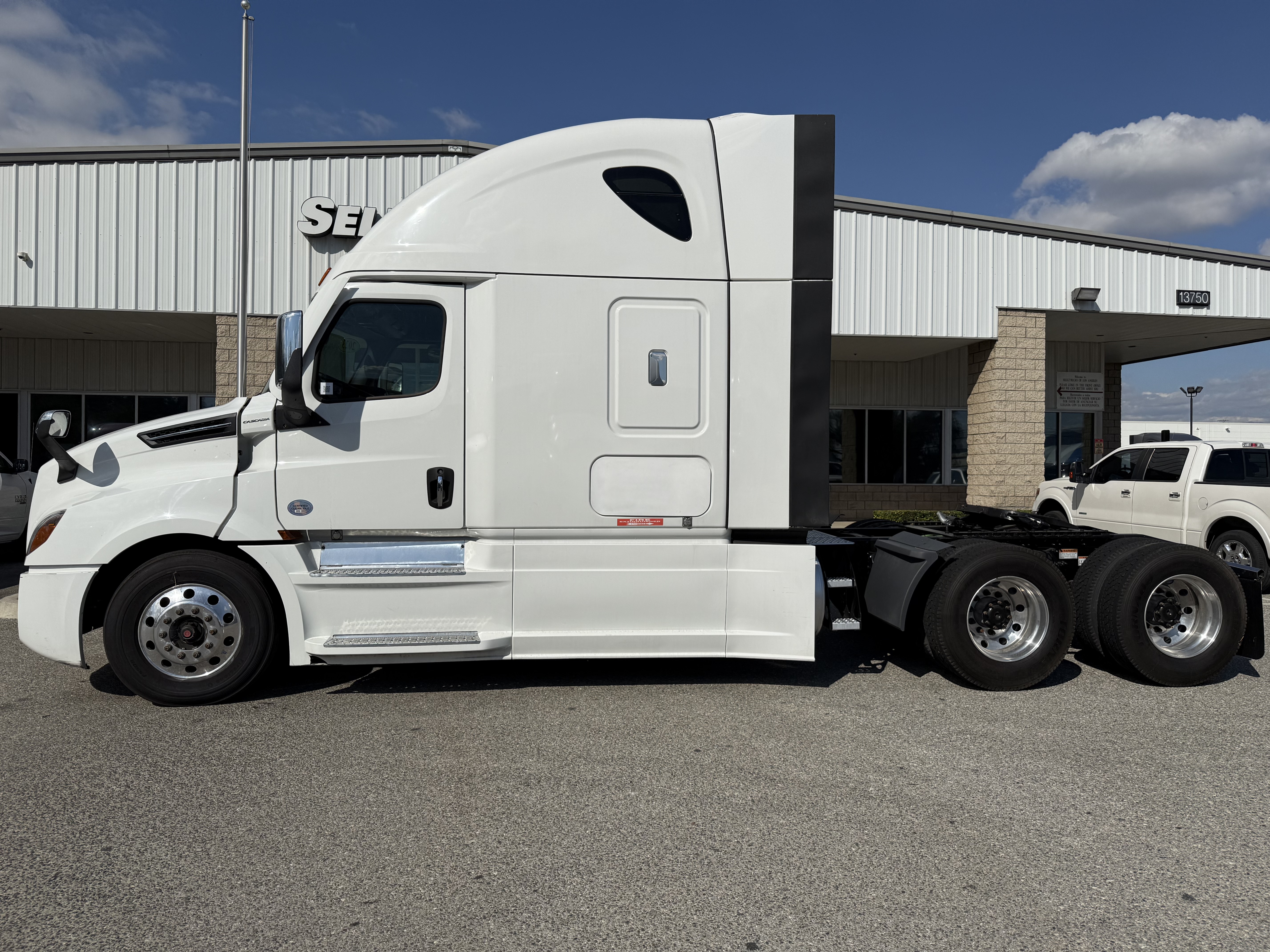 2023 Freightliner Cascadia in Fontana, CA — photo 3