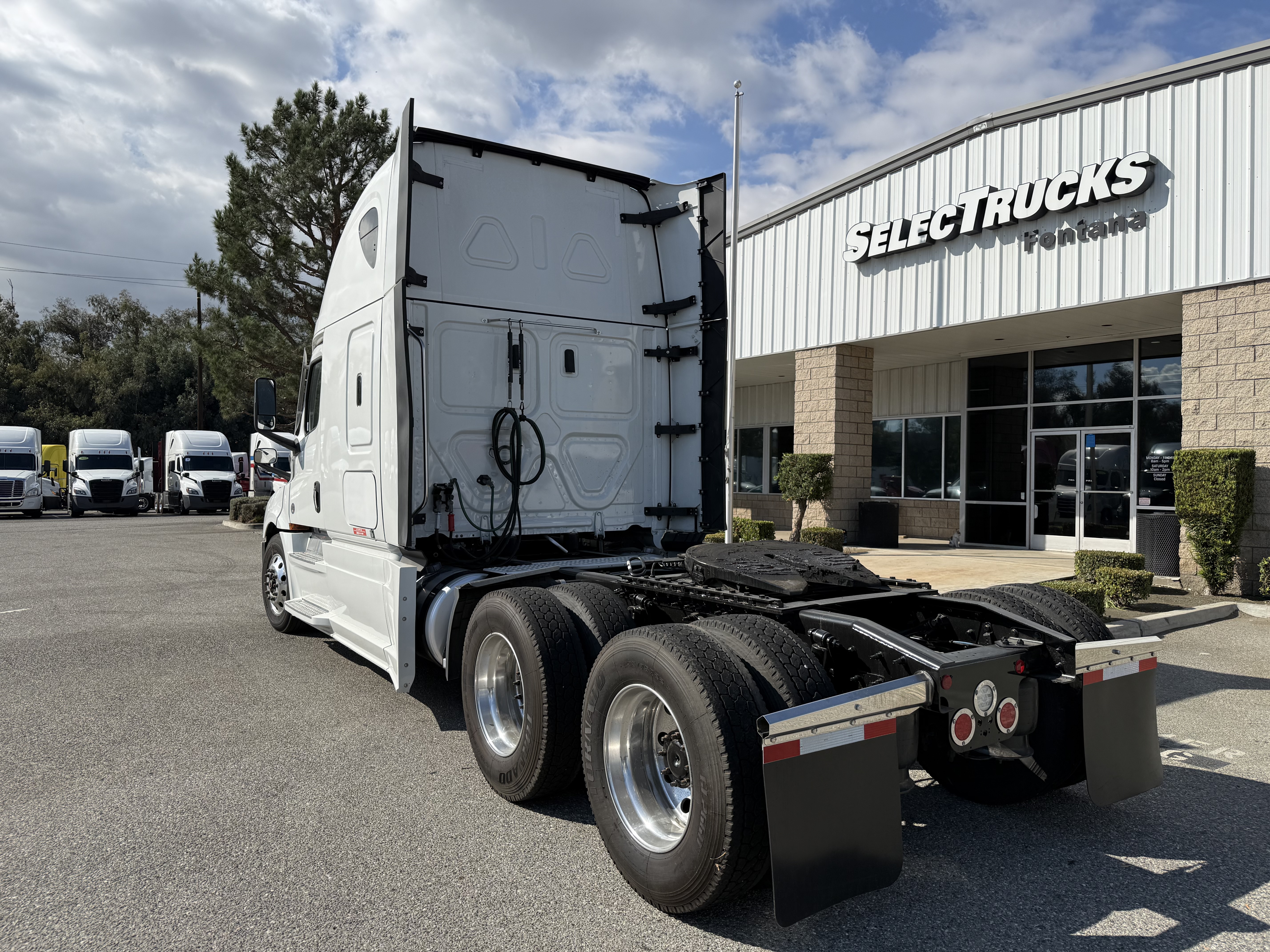 2023 Freightliner Cascadia in Fontana, CA — photo 4