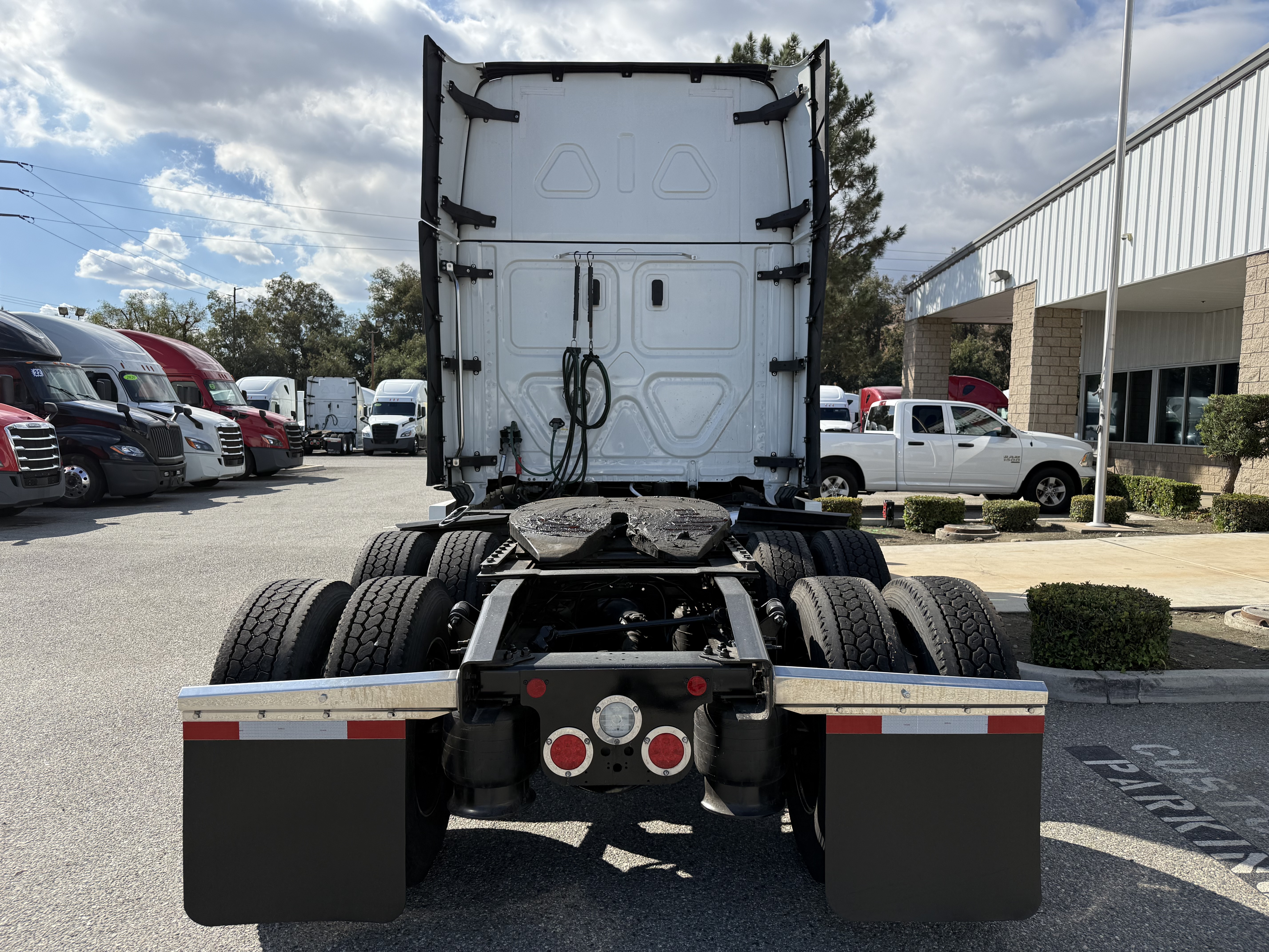 2023 Freightliner Cascadia in Fontana, CA — photo 5