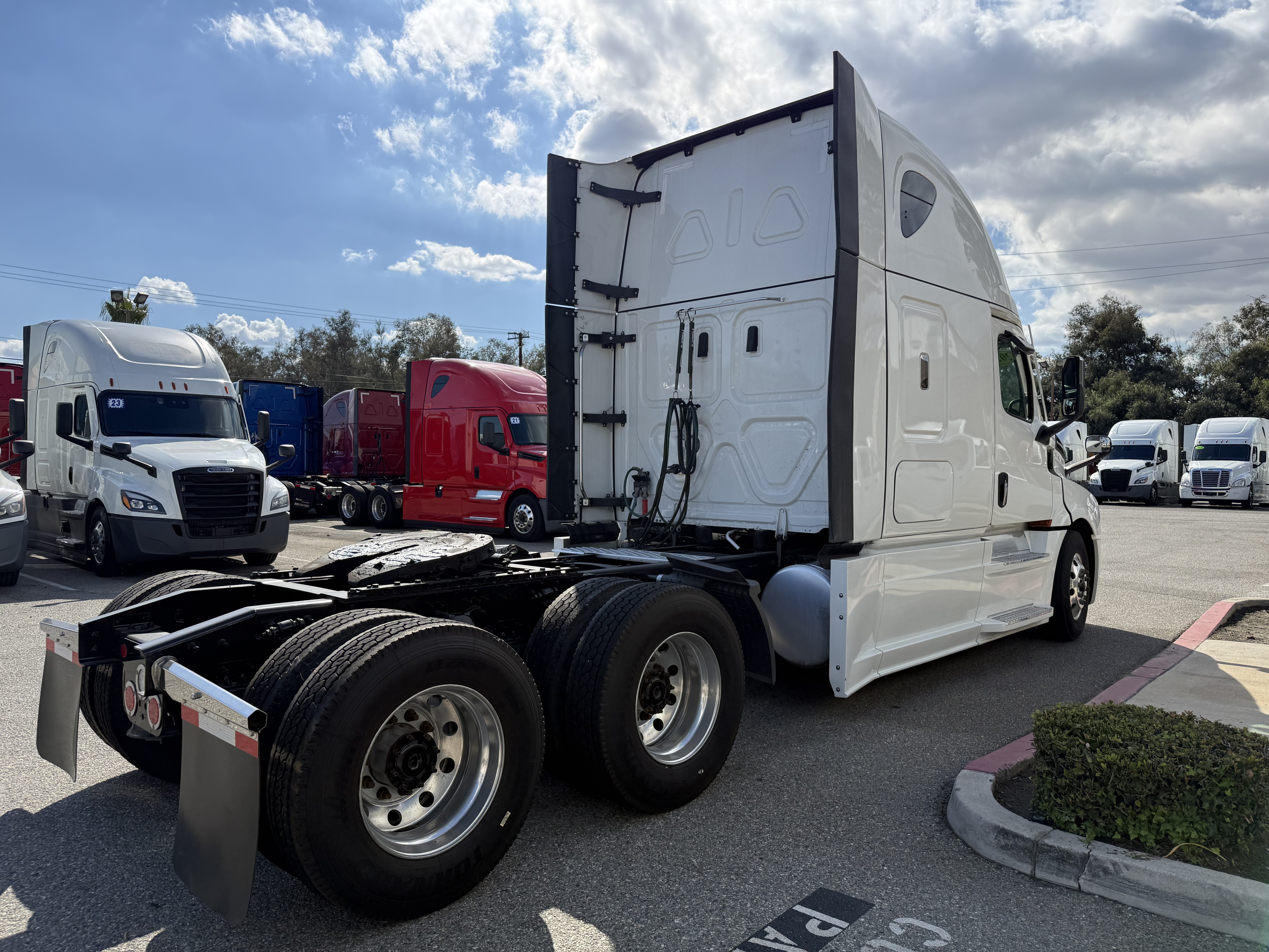 2023 Freightliner Cascadia in Fontana, CA — photo 6
