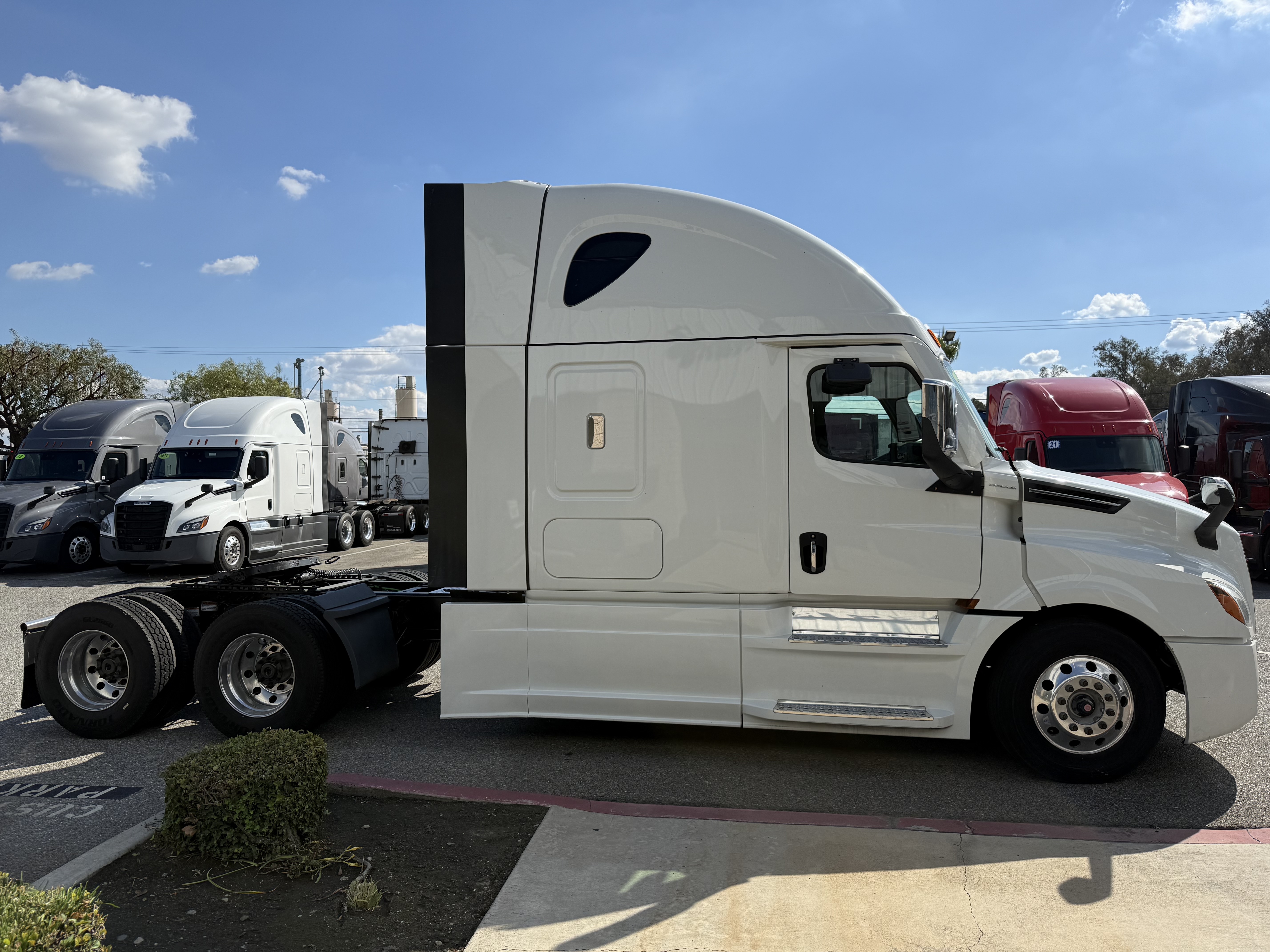 2023 Freightliner Cascadia in Fontana, CA — photo 8