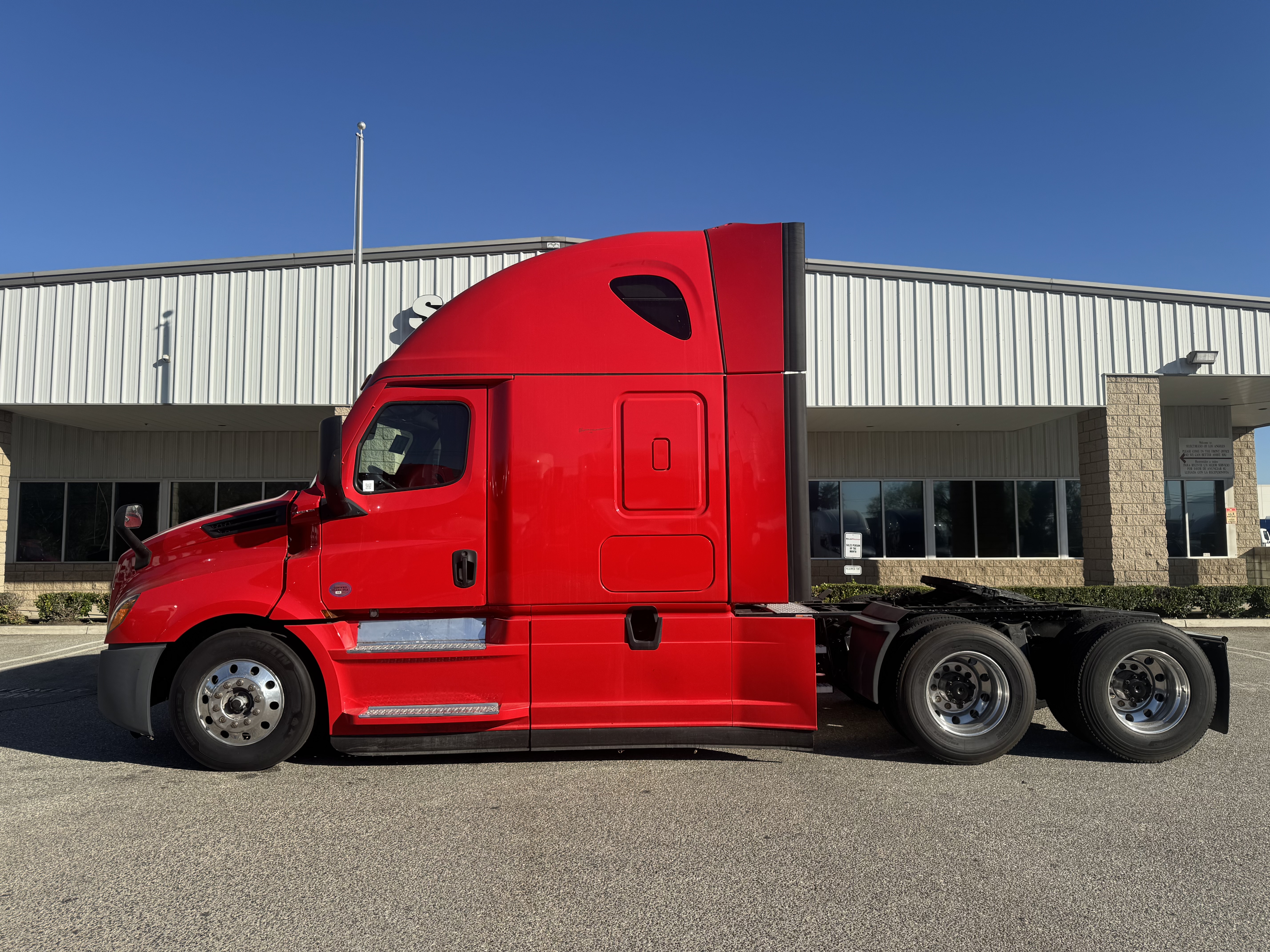 2021 Freightliner Cascadia in Fontana, CA — photo 3