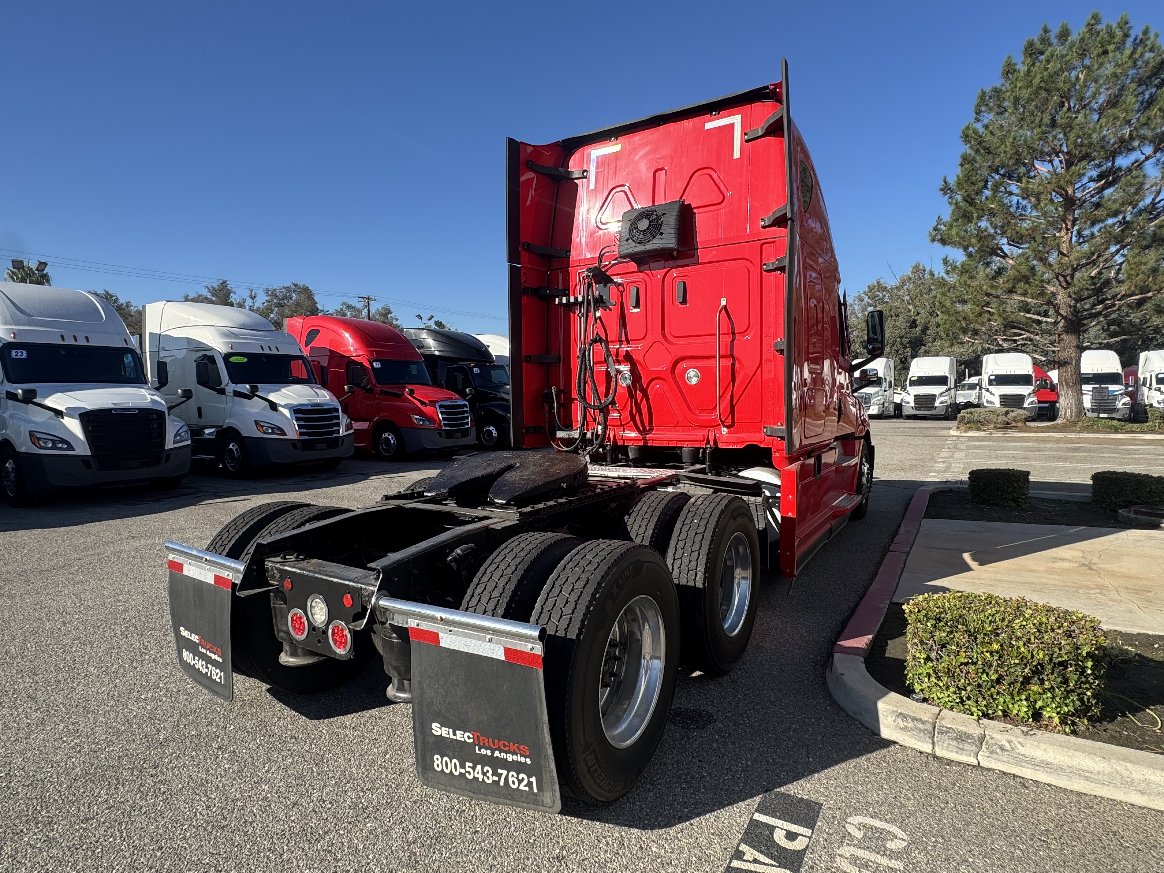 2021 Freightliner Cascadia in Fontana, CA — photo 6