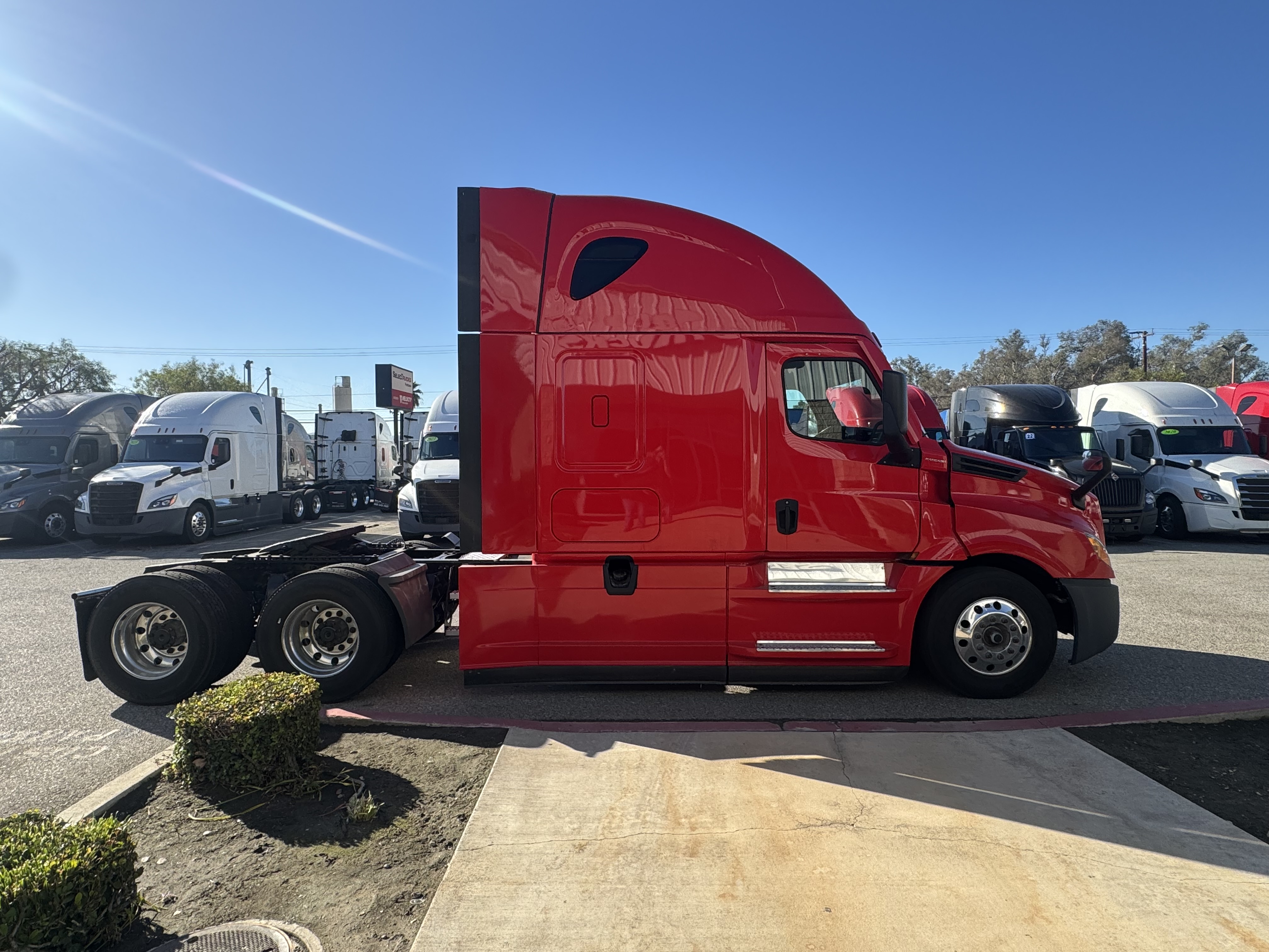 2021 Freightliner Cascadia in Fontana, CA — photo 8