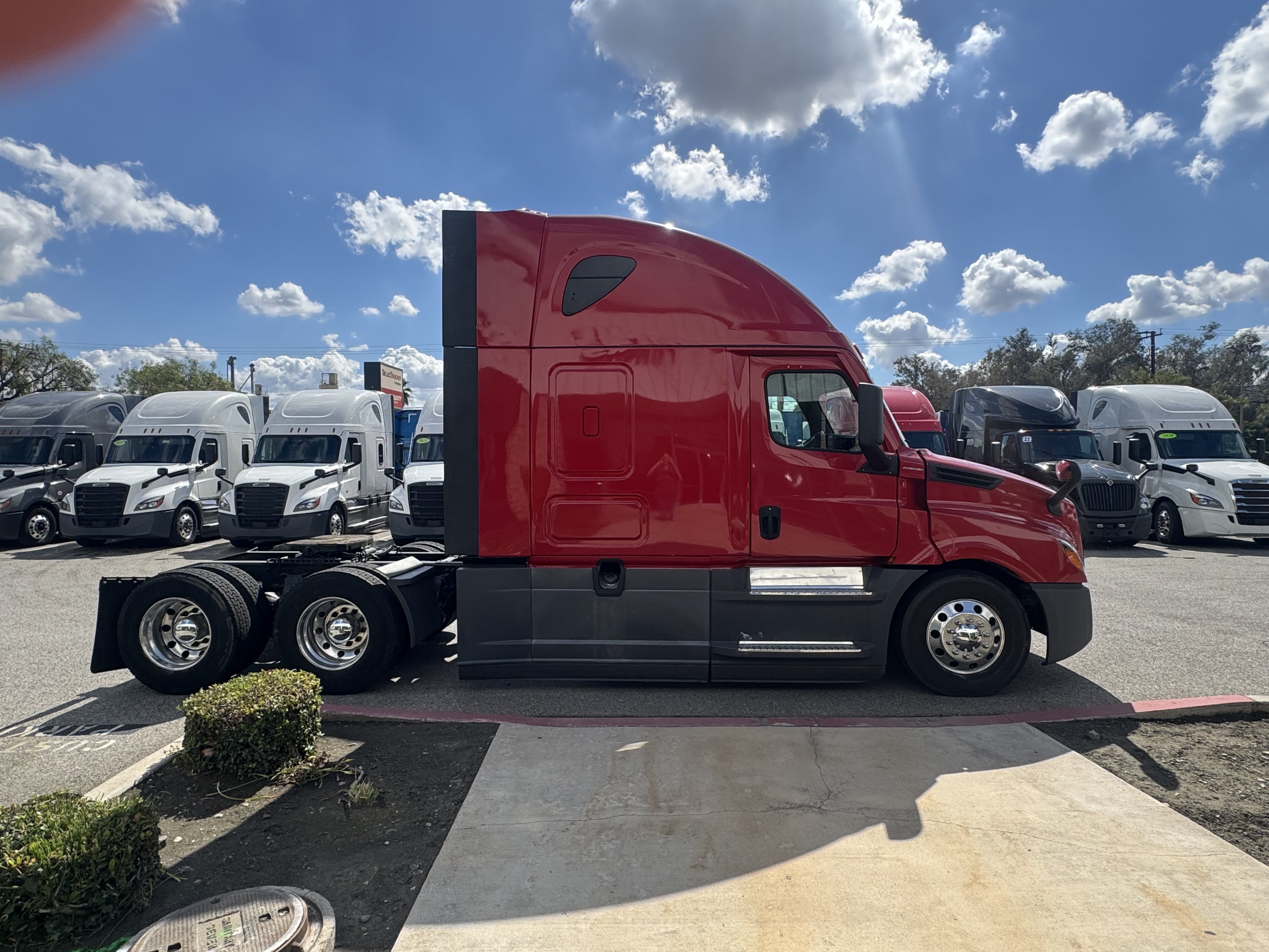 2021 Freightliner Cascadia in Fontana, CA — photo 7