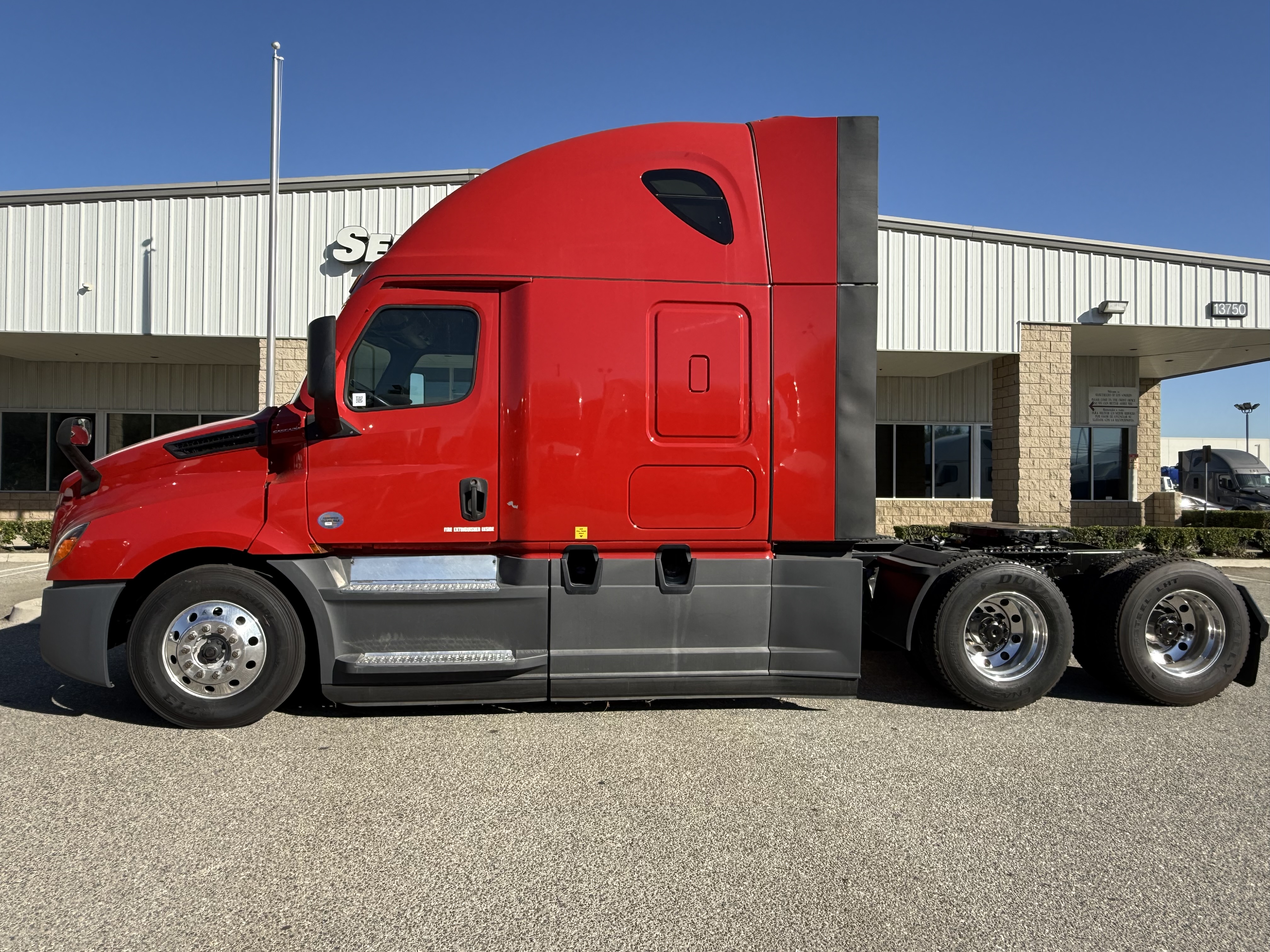 2021 Freightliner Cascadia in Fontana, CA — photo 3