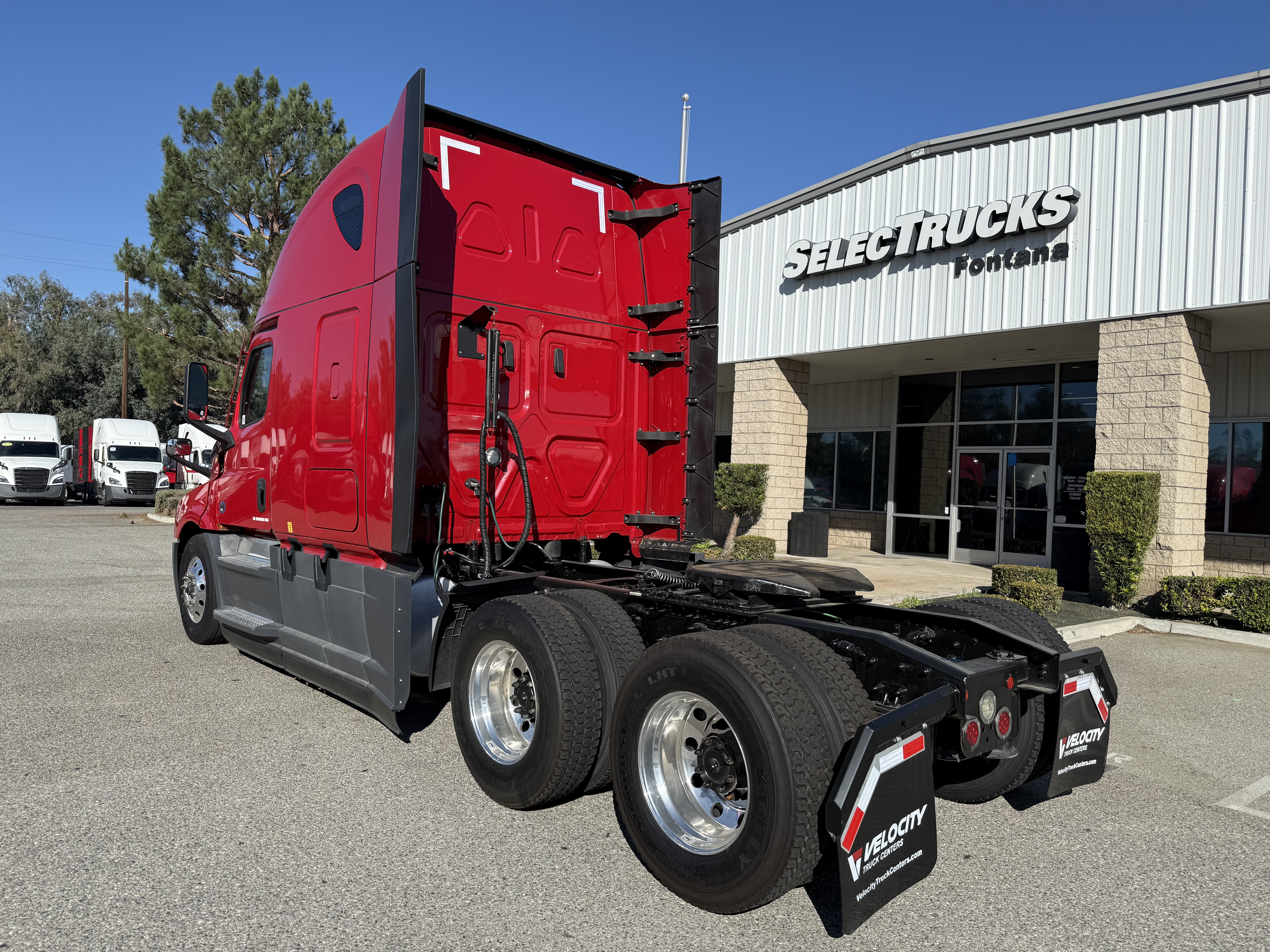 2021 Freightliner Cascadia in Fontana, CA — photo 4