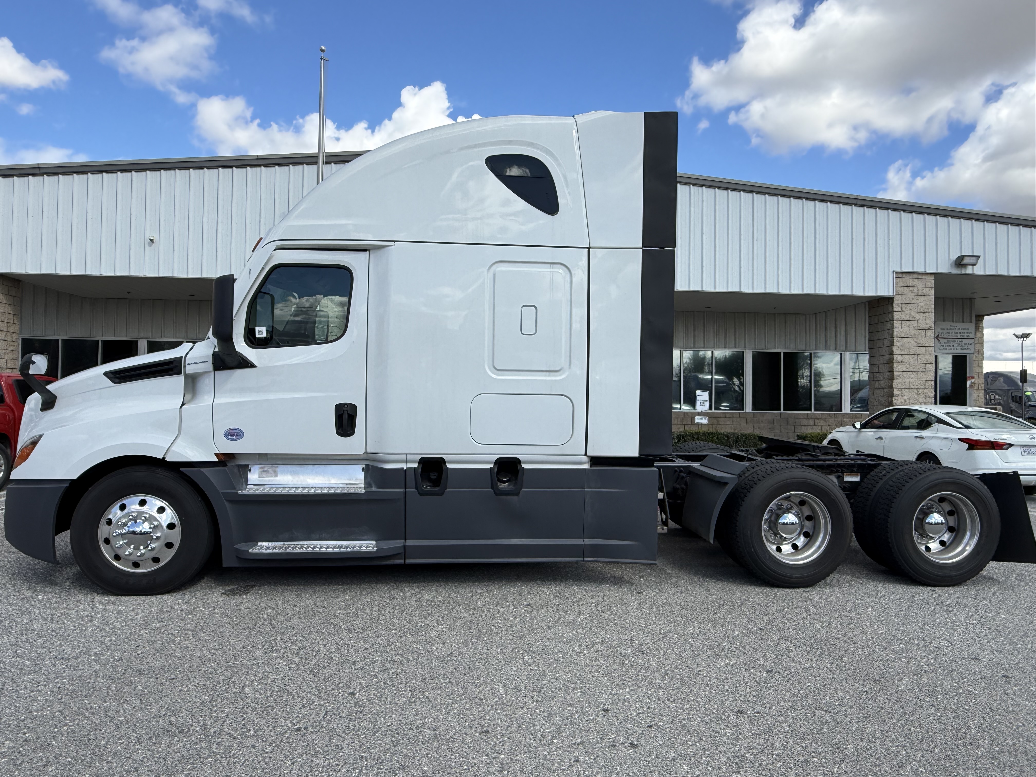 2023 Freightliner Cascadia in Fontana, CA — photo 3