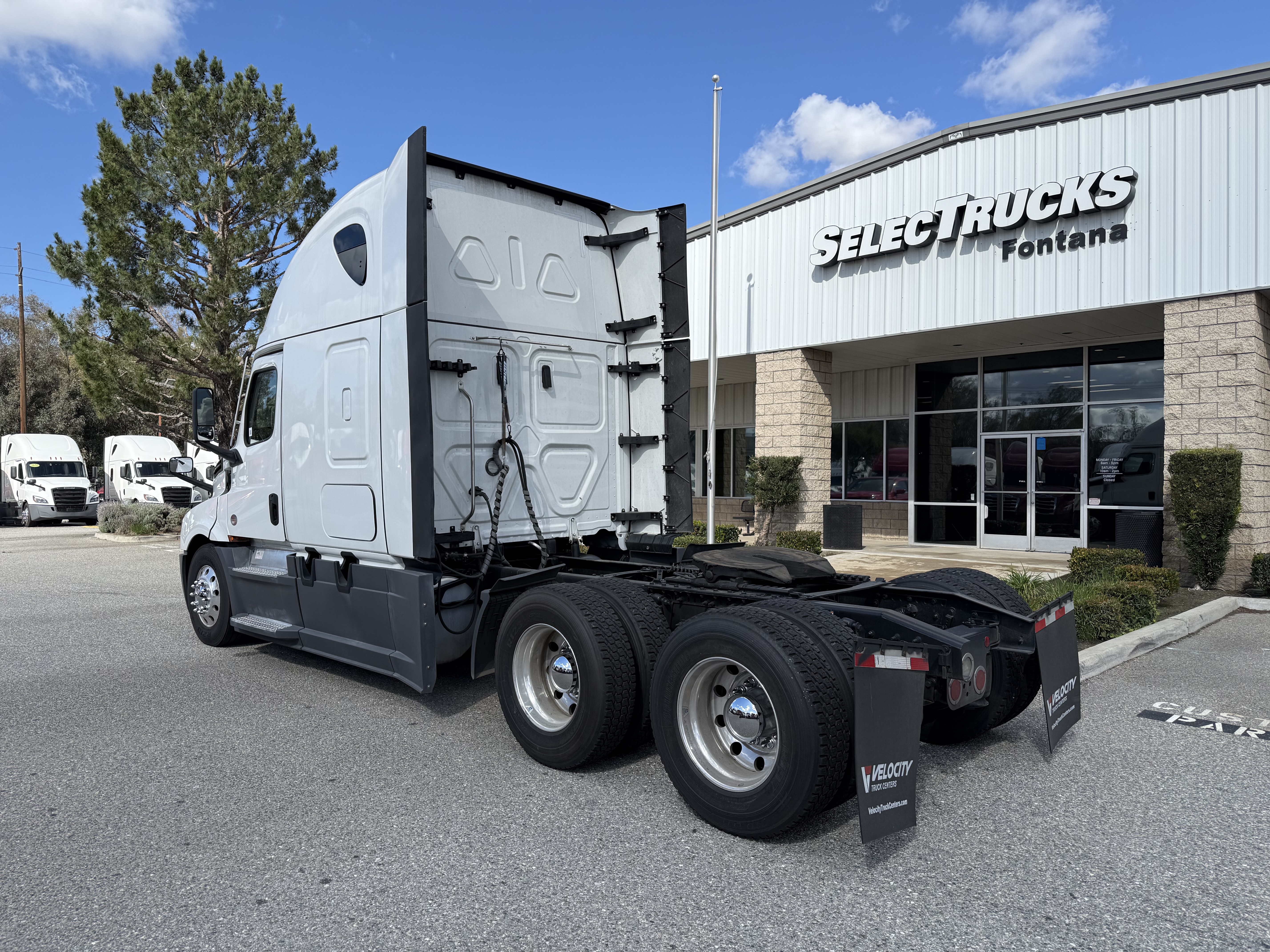 2023 Freightliner Cascadia in Fontana, CA — photo 4