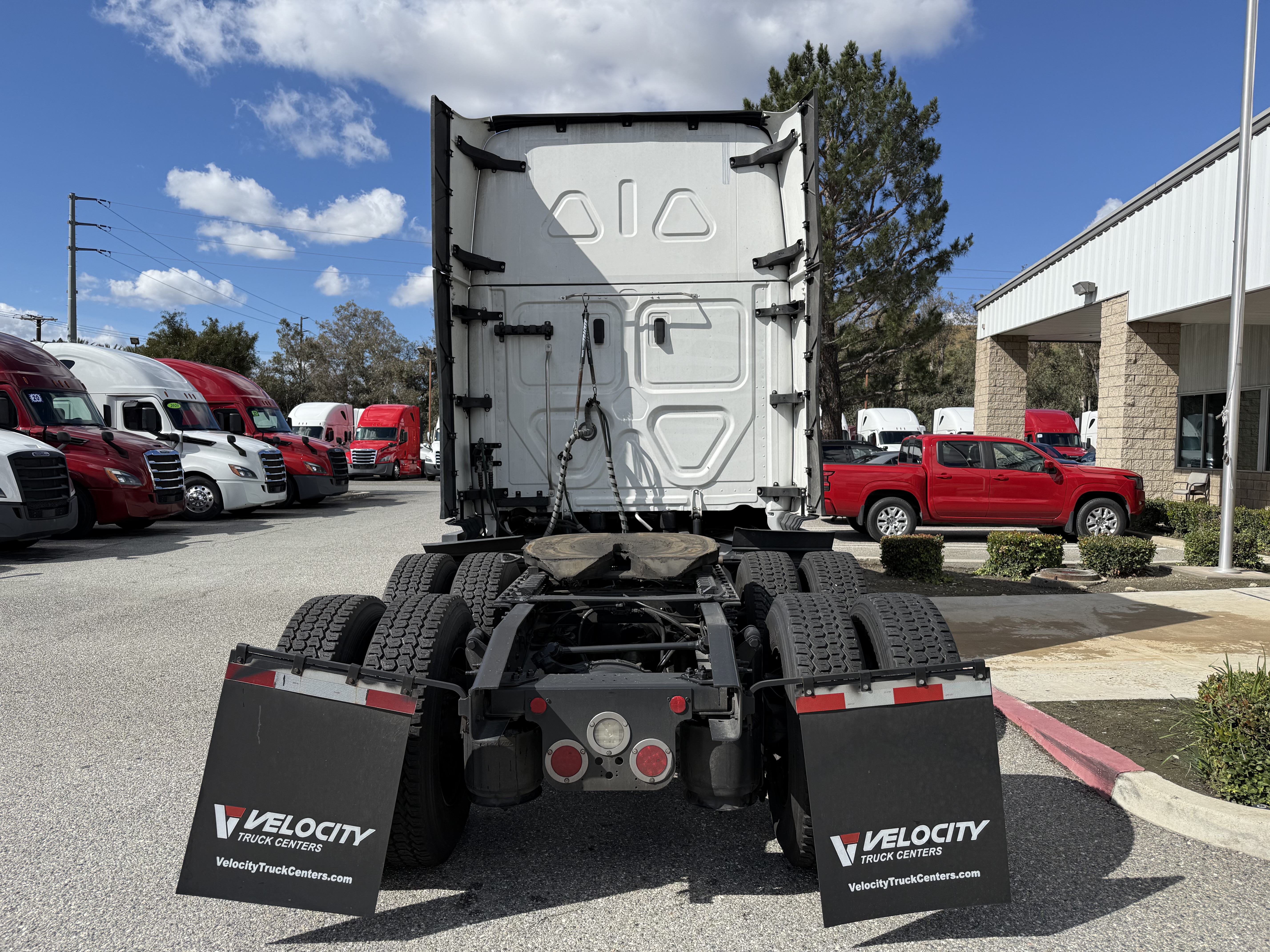 2023 Freightliner Cascadia in Fontana, CA — photo 5