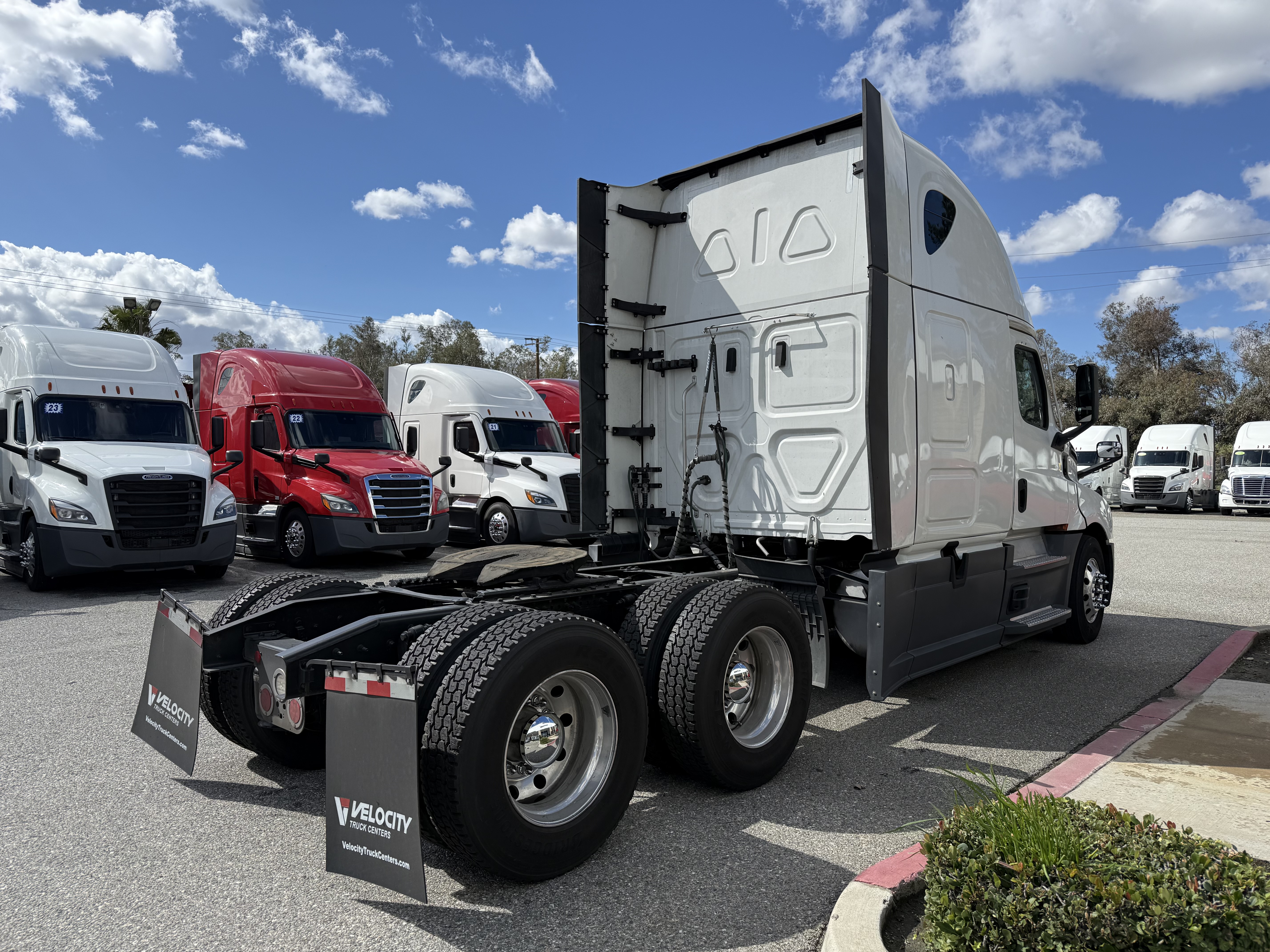 2023 Freightliner Cascadia in Fontana, CA — photo 6