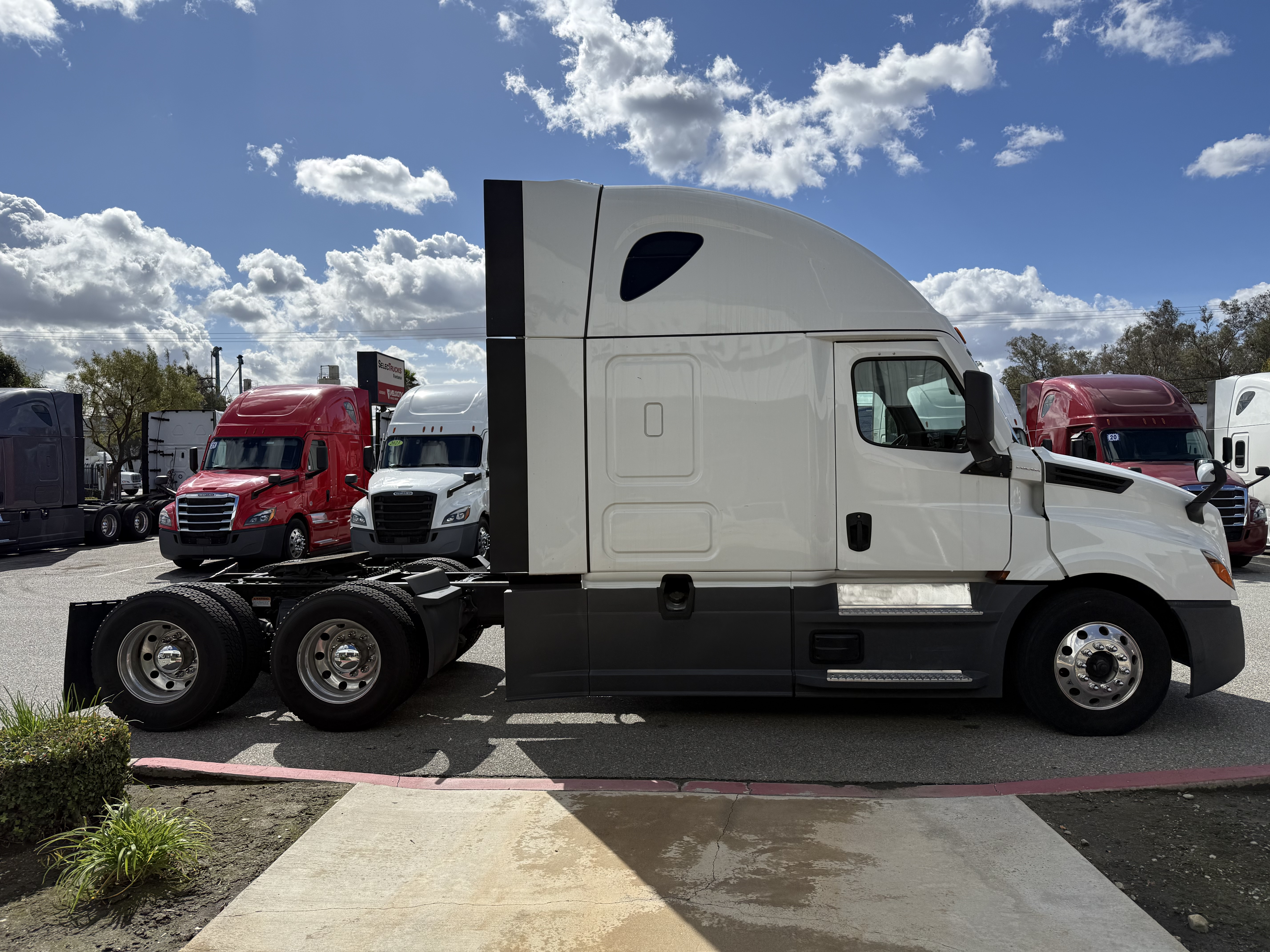 2023 Freightliner Cascadia in Fontana, CA — photo 7