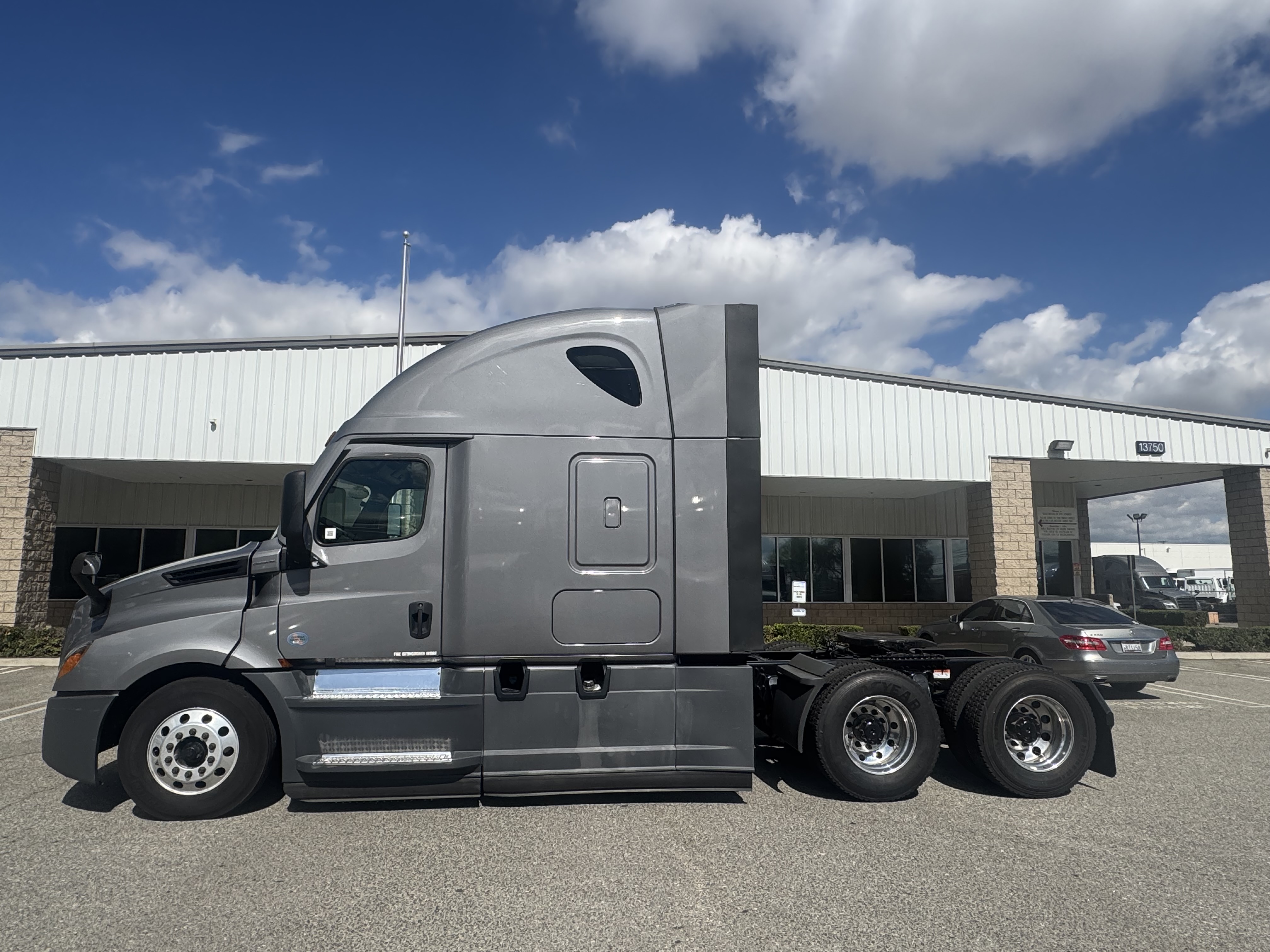2021 Freightliner Cascadia in Fontana, CA — photo 3