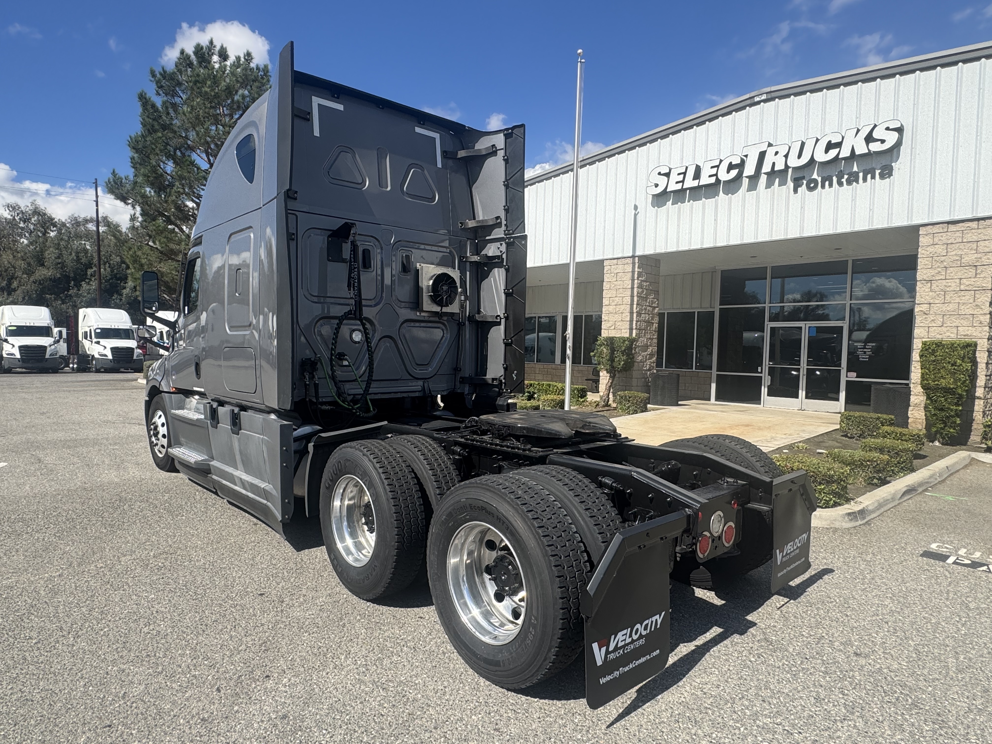 2021 Freightliner Cascadia in Fontana, CA — photo 4