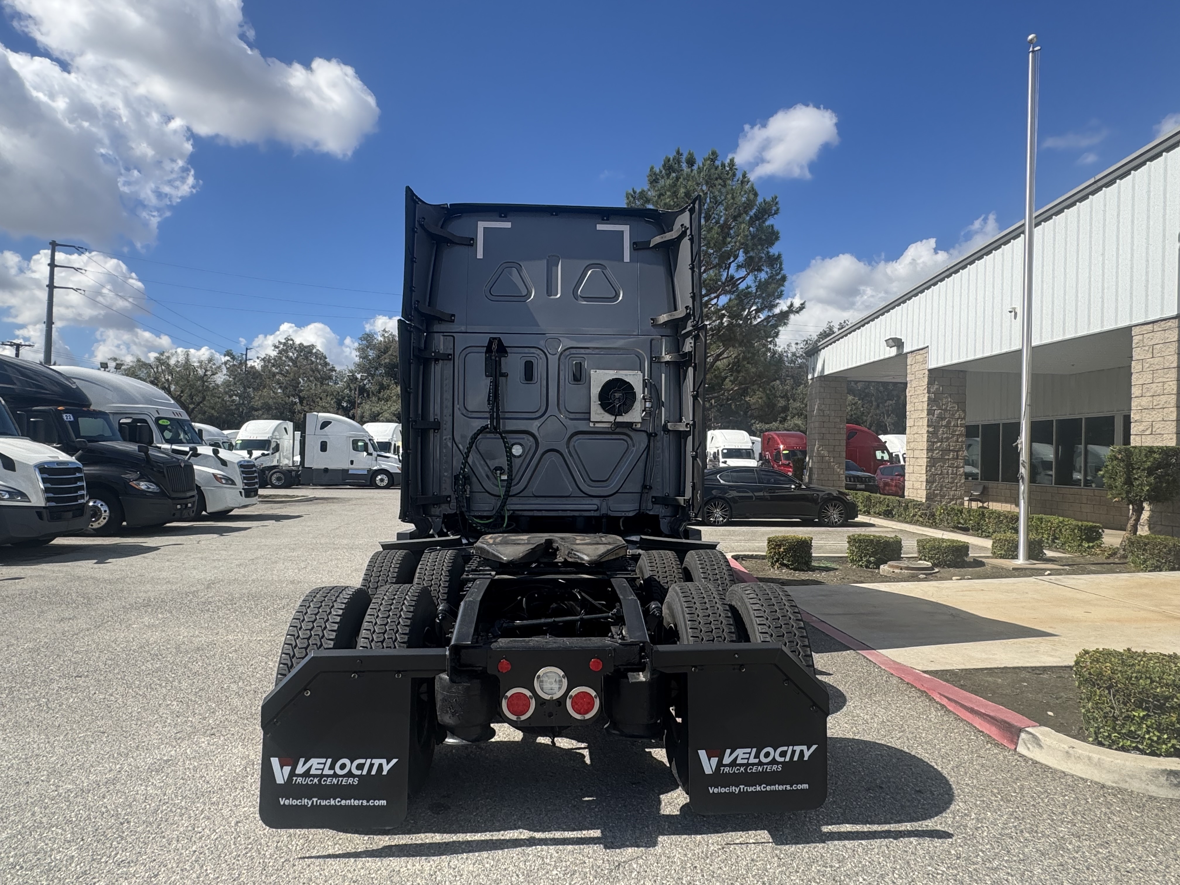 2021 Freightliner Cascadia in Fontana, CA — photo 5