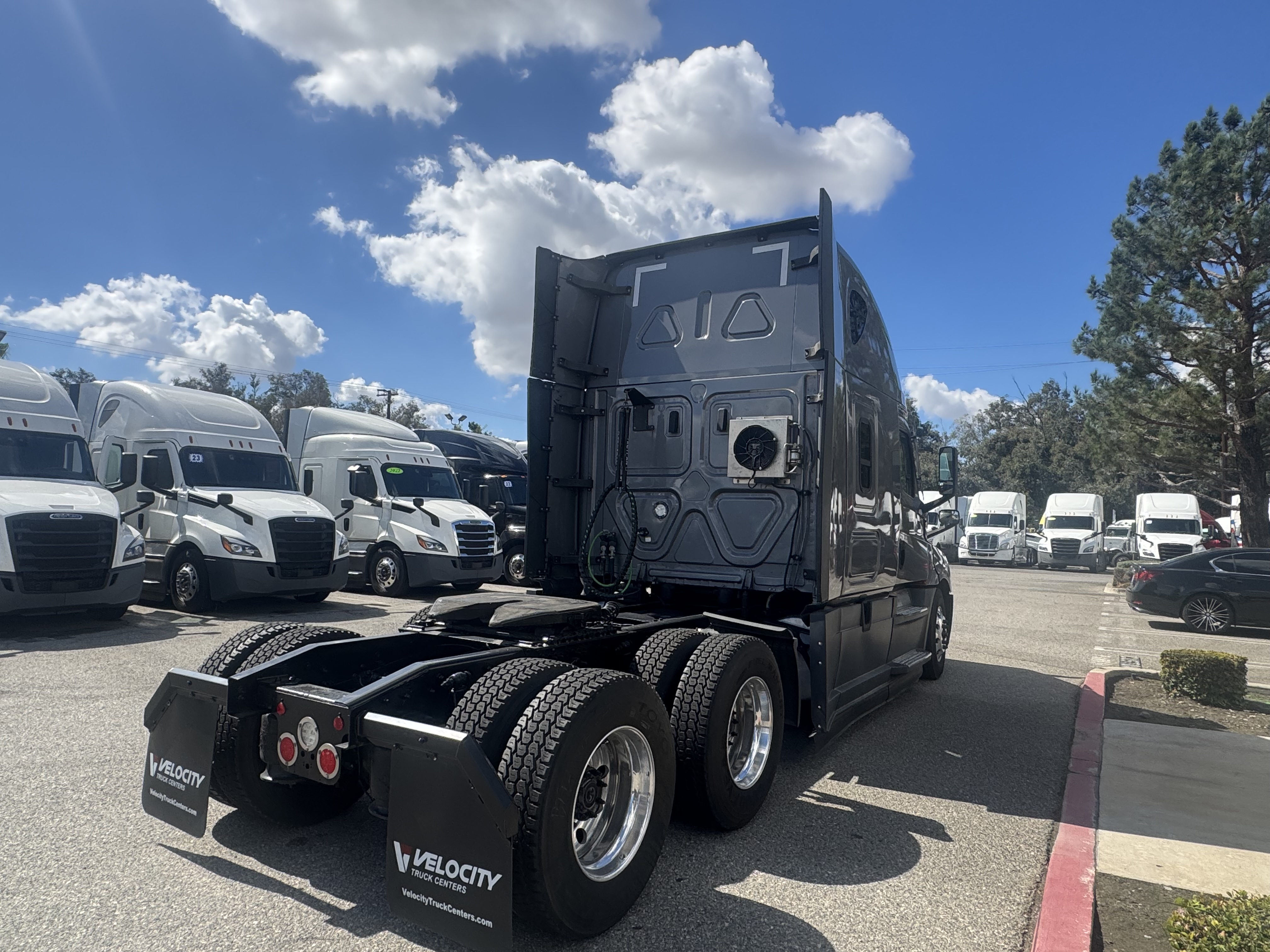 2021 Freightliner Cascadia in Fontana, CA — photo 6