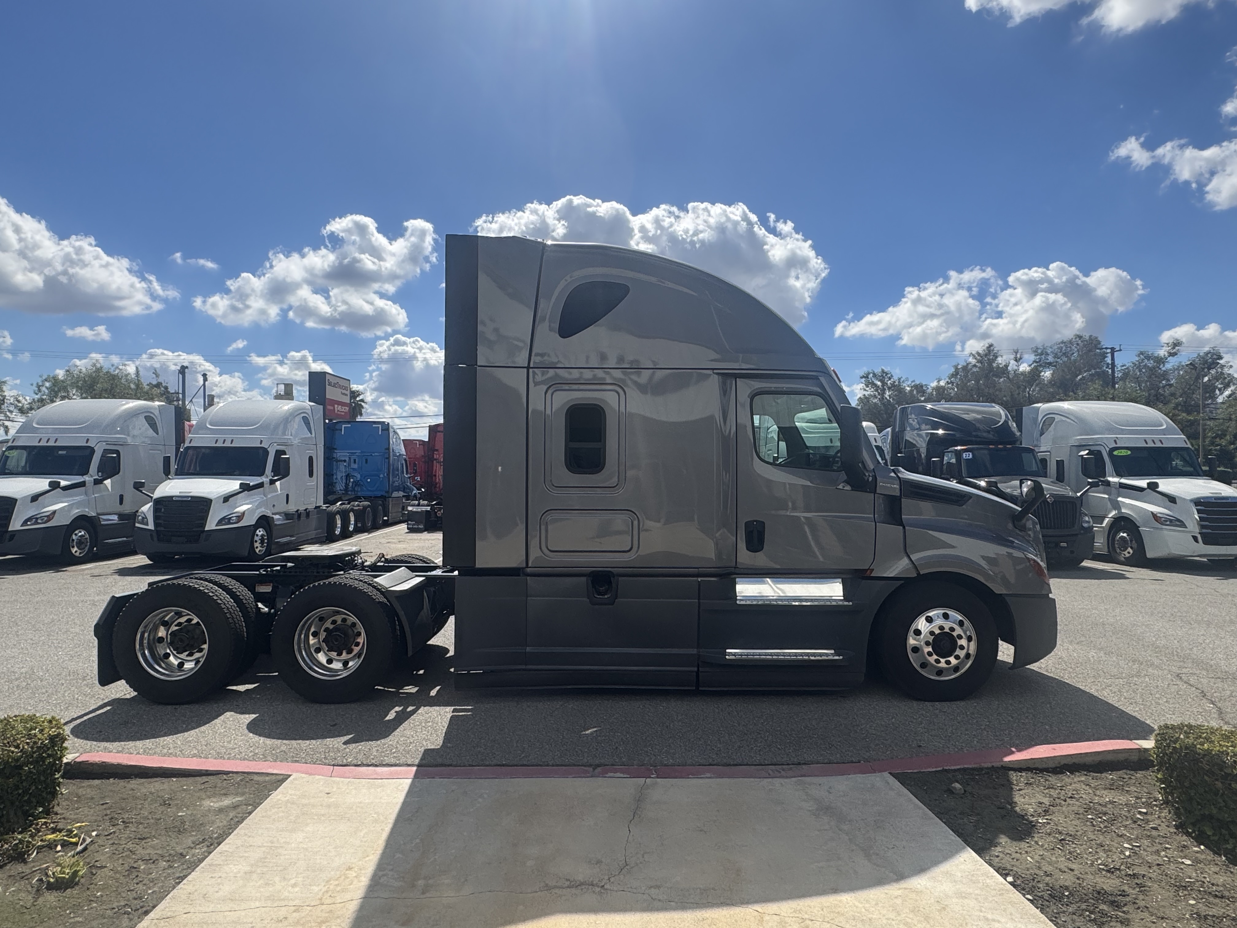 2021 Freightliner Cascadia in Fontana, CA — photo 8