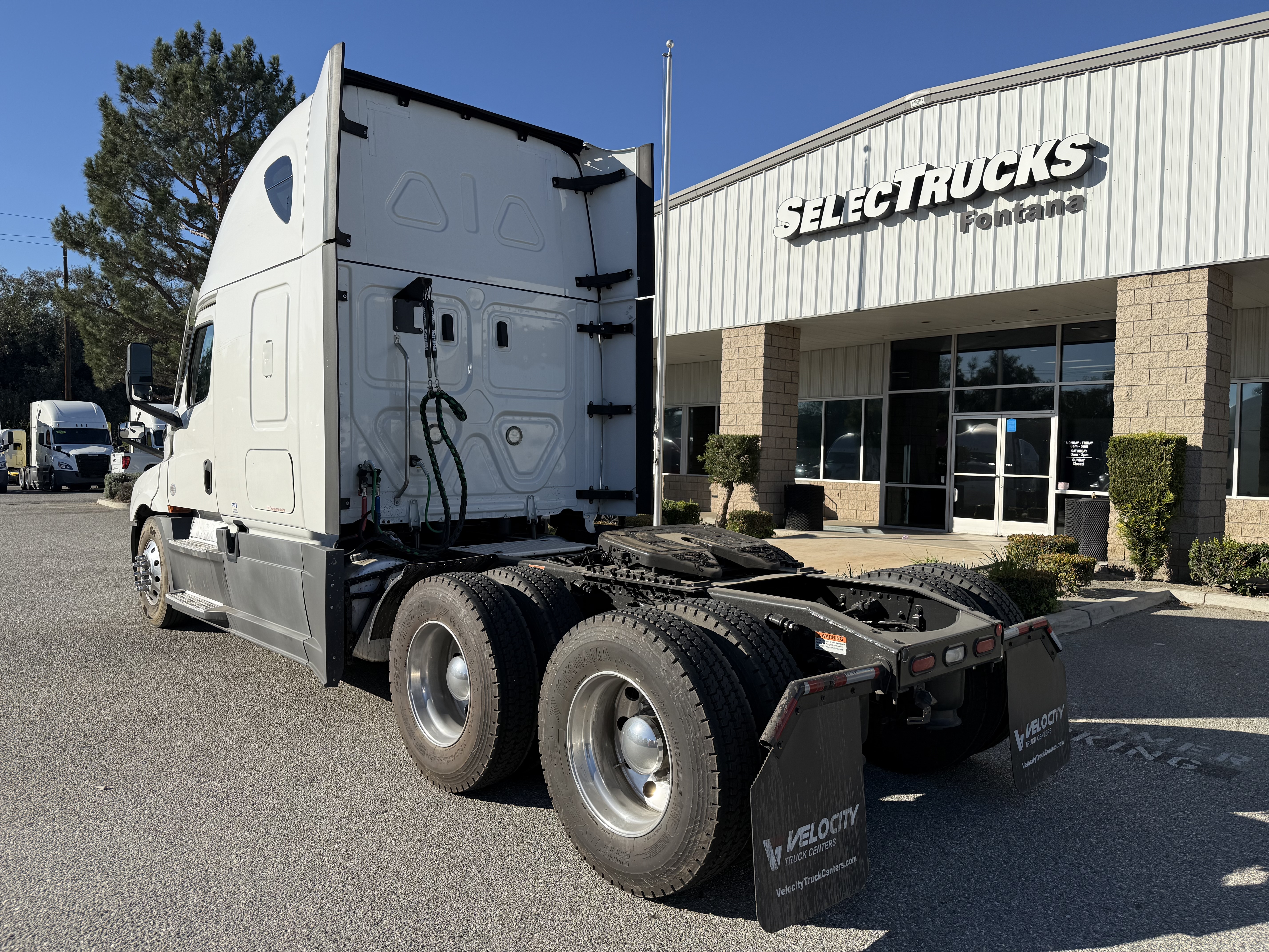 2022 Freightliner Cascadia in Fontana, CA — photo 4