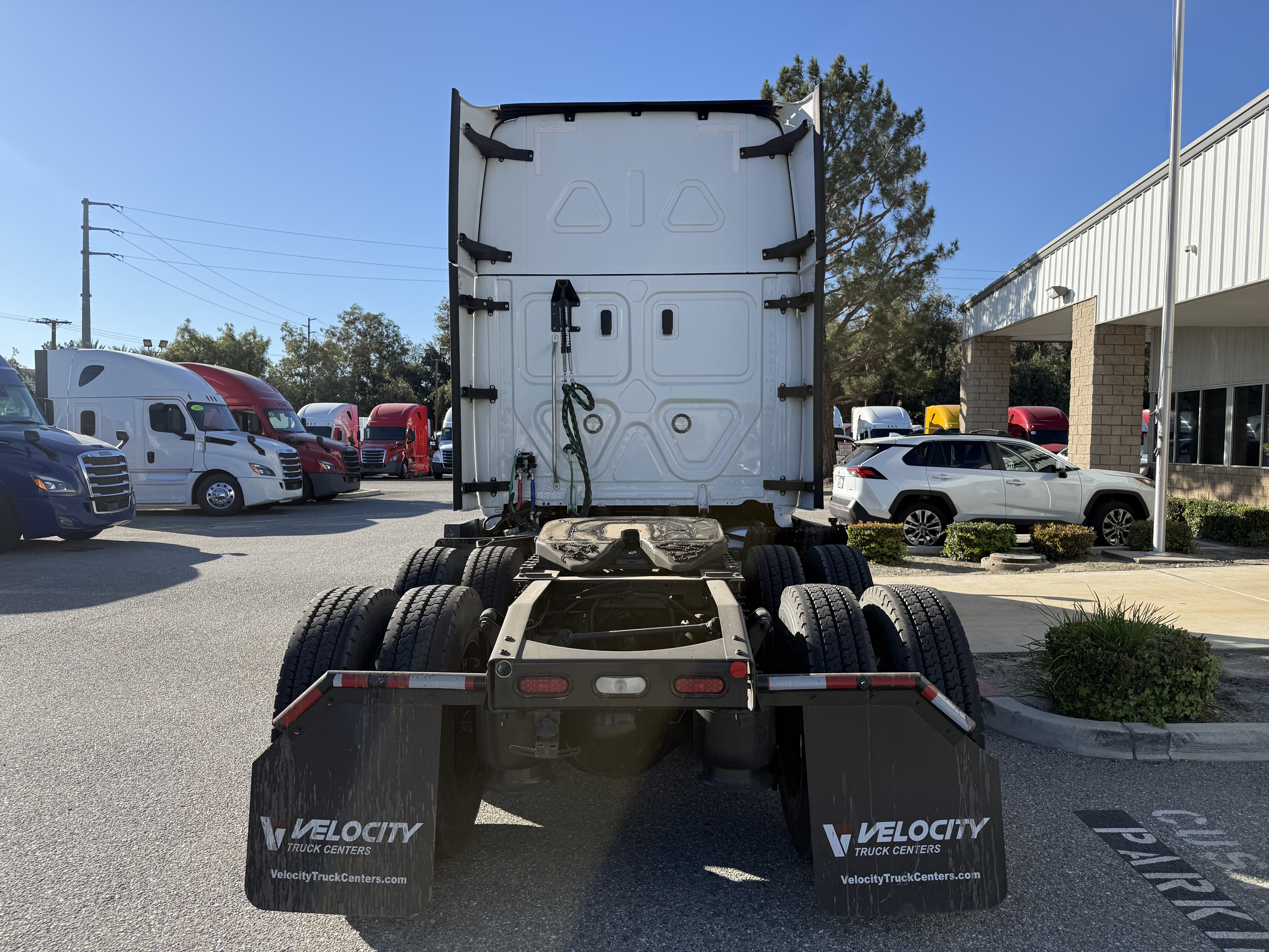 2022 Freightliner Cascadia in Fontana, CA — photo 5