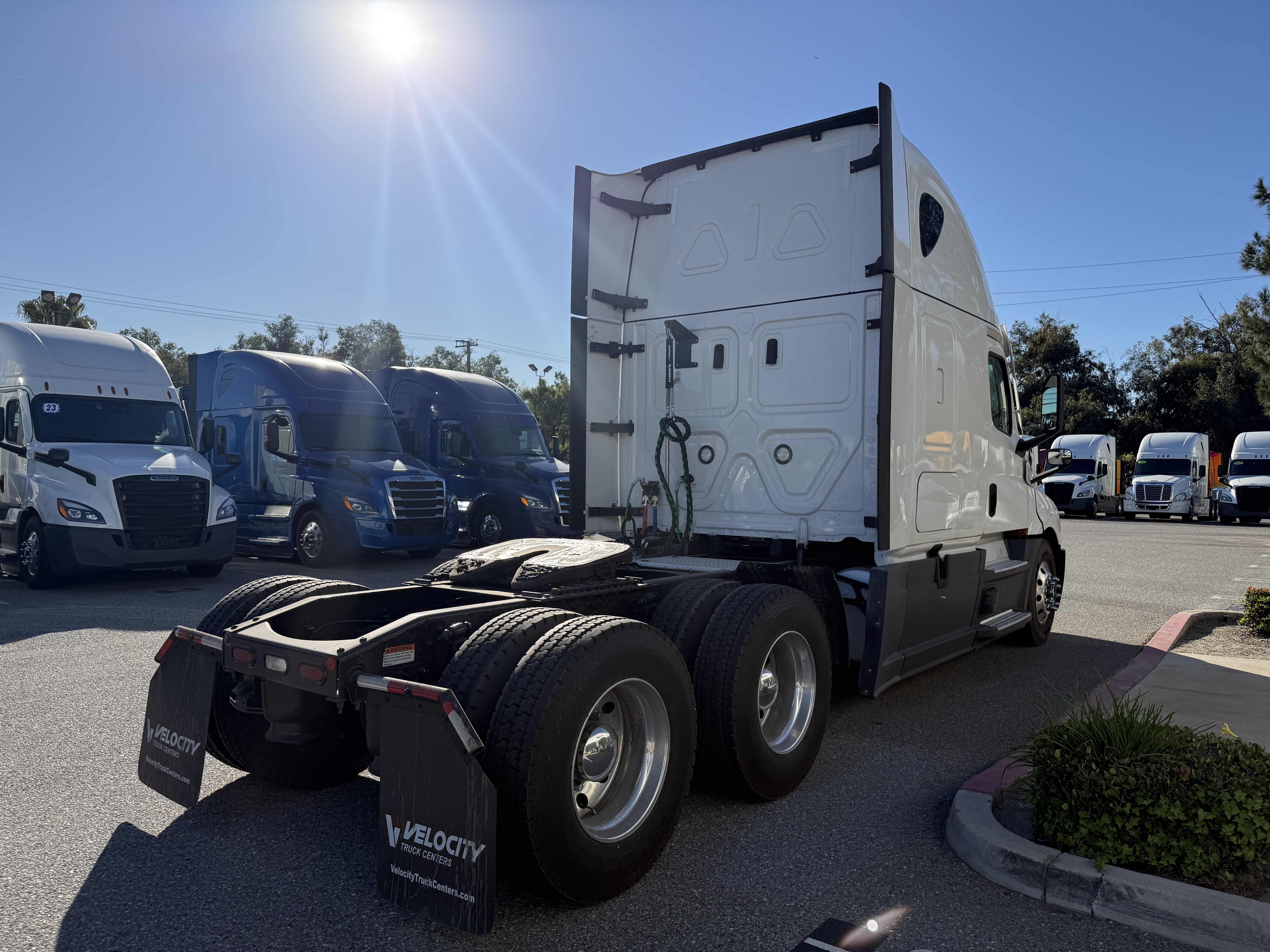 2022 Freightliner Cascadia in Fontana, CA — photo 6