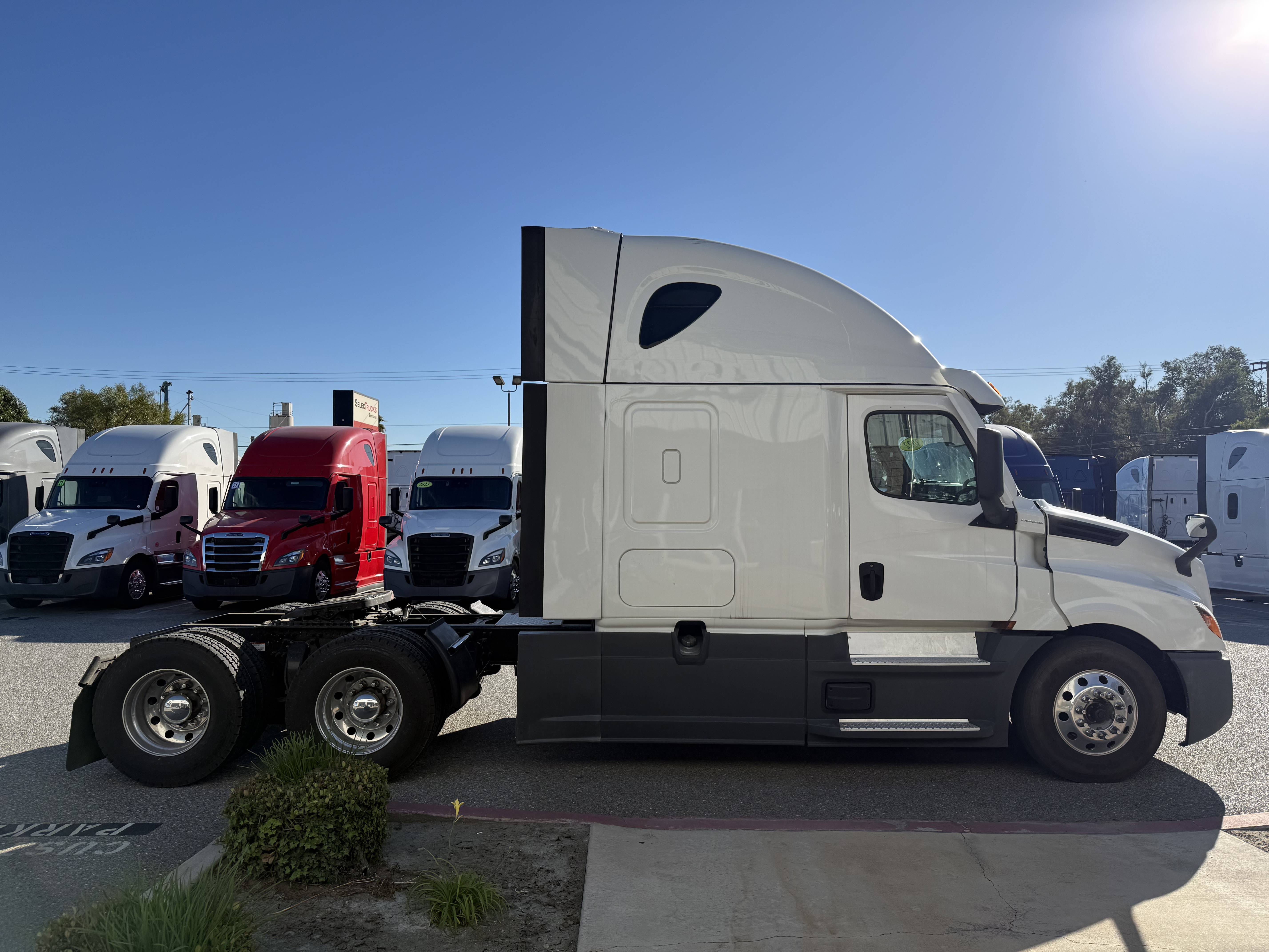 2022 Freightliner Cascadia in Fontana, CA — photo 7
