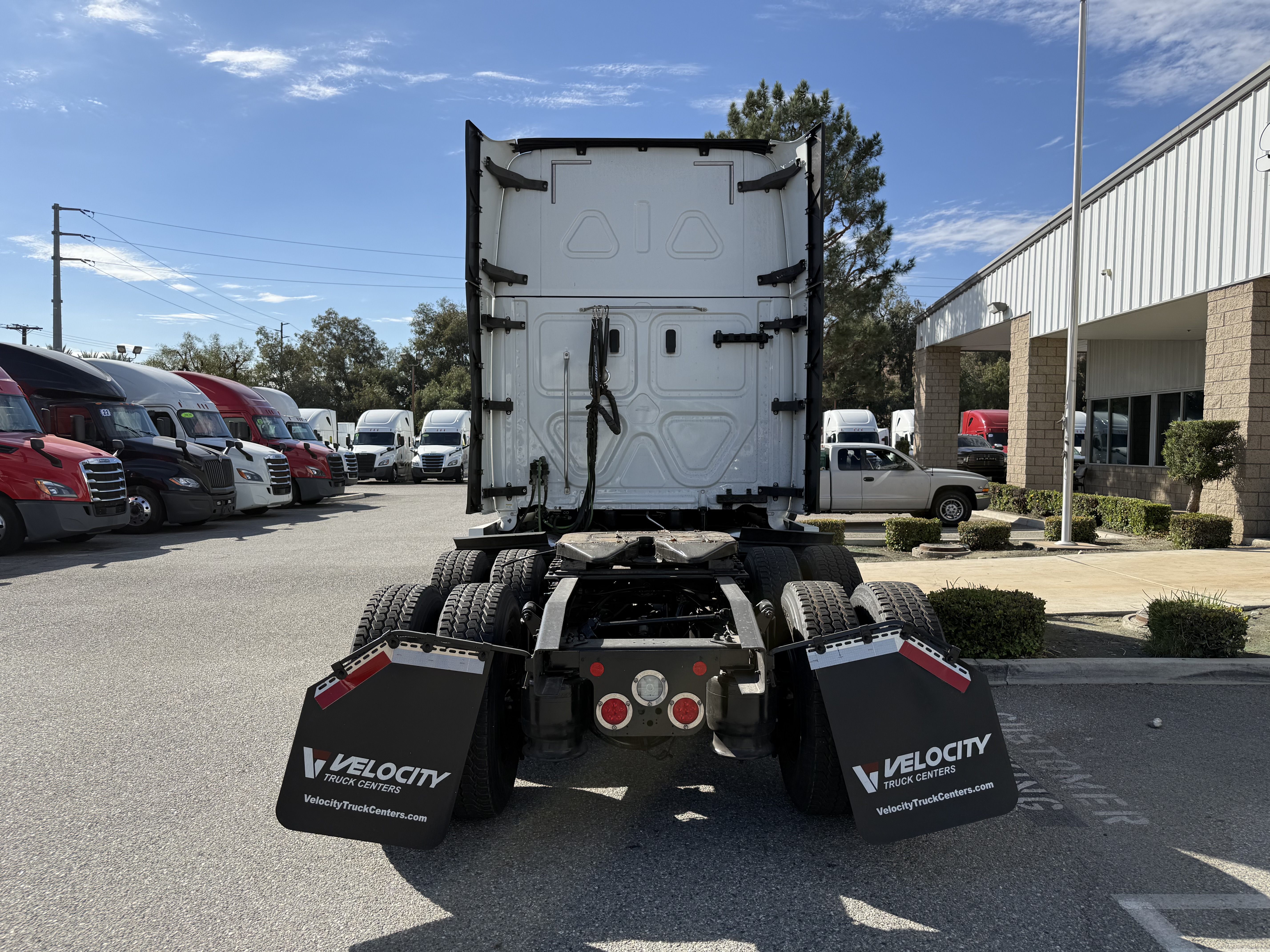 2020 Freightliner Cascadia in Fontana, CA — photo 5