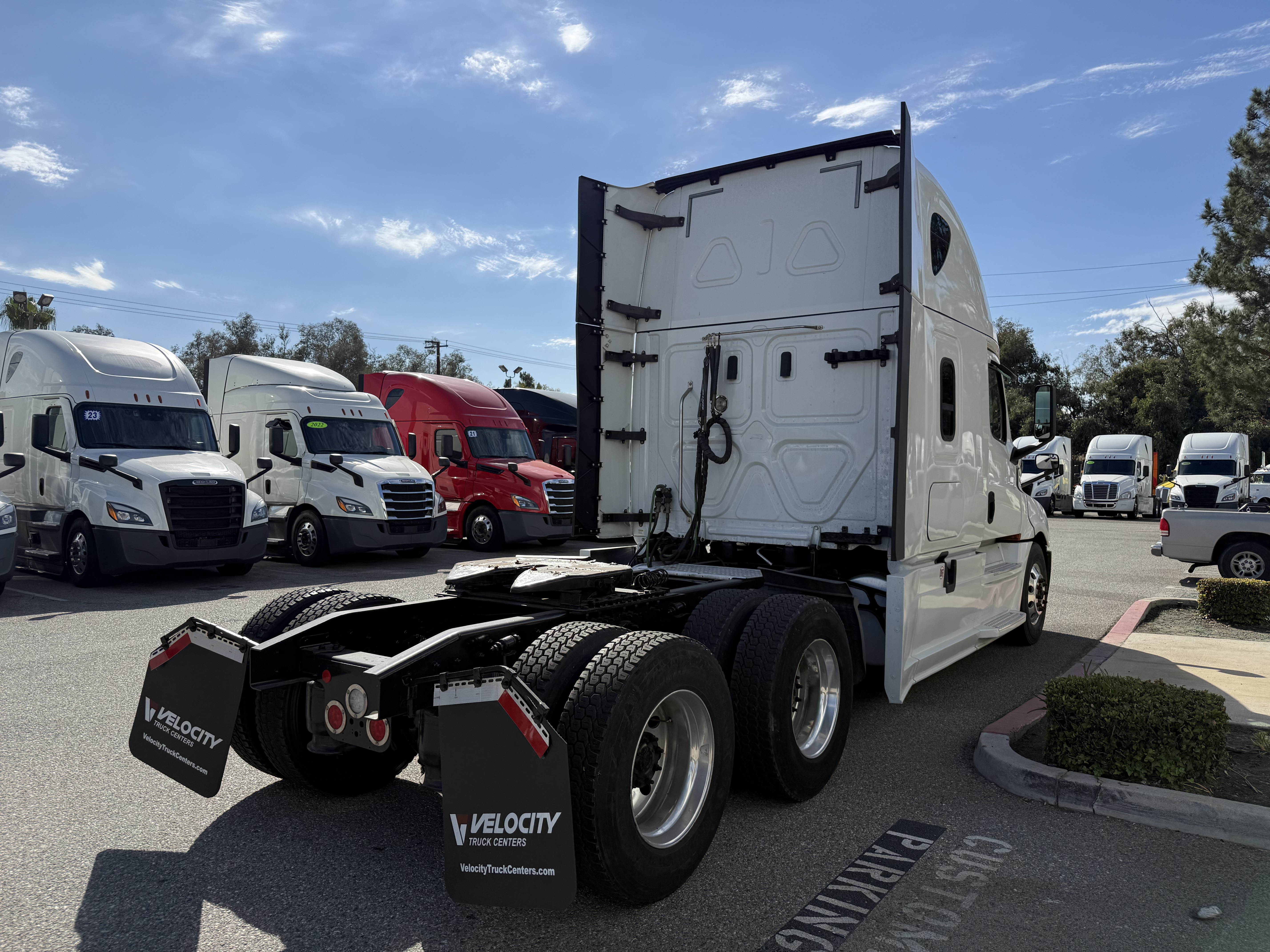 2020 Freightliner Cascadia in Fontana, CA — photo 6