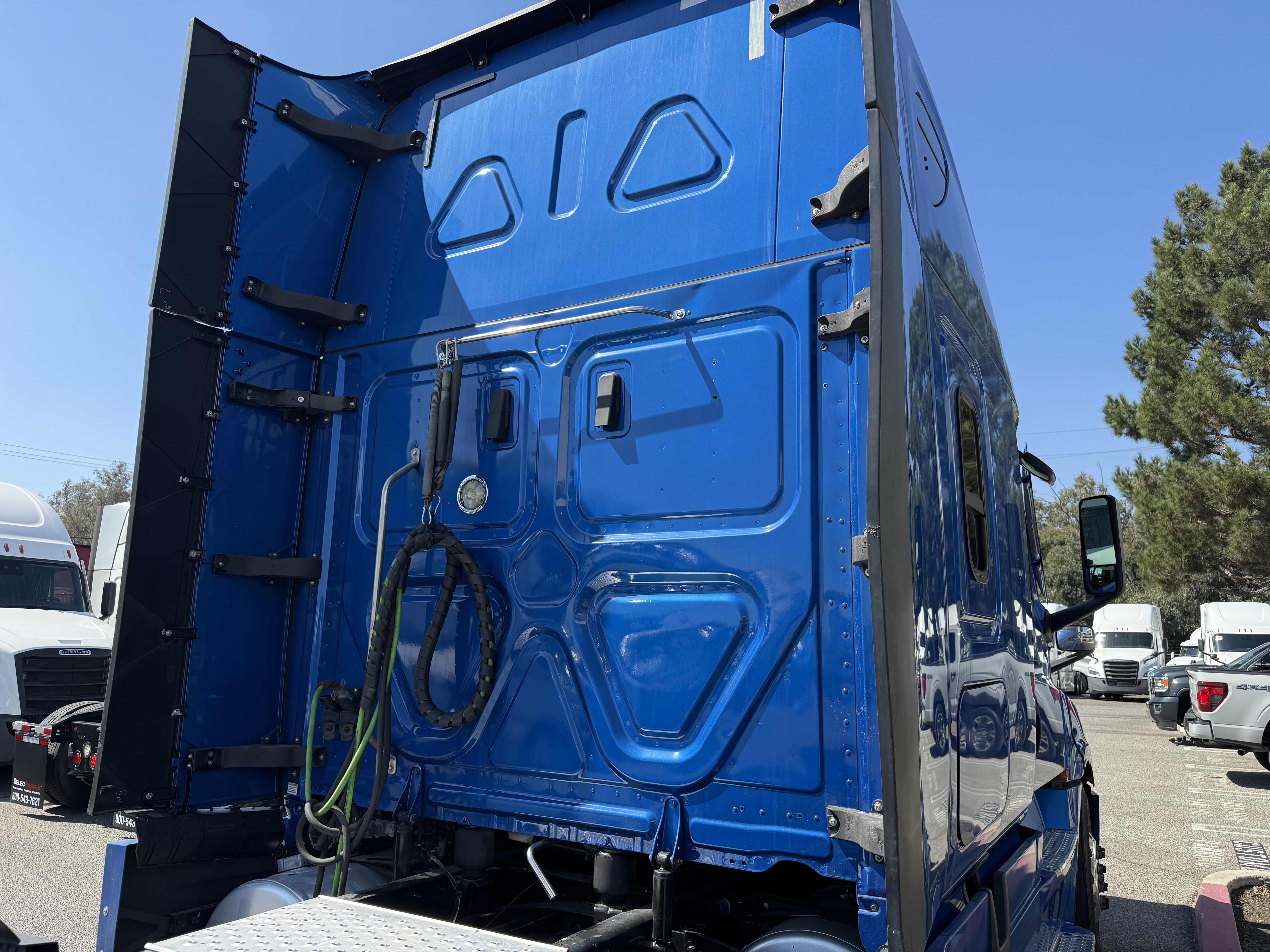 2020 Freightliner Cascadia in Fontana, CA — photo 8